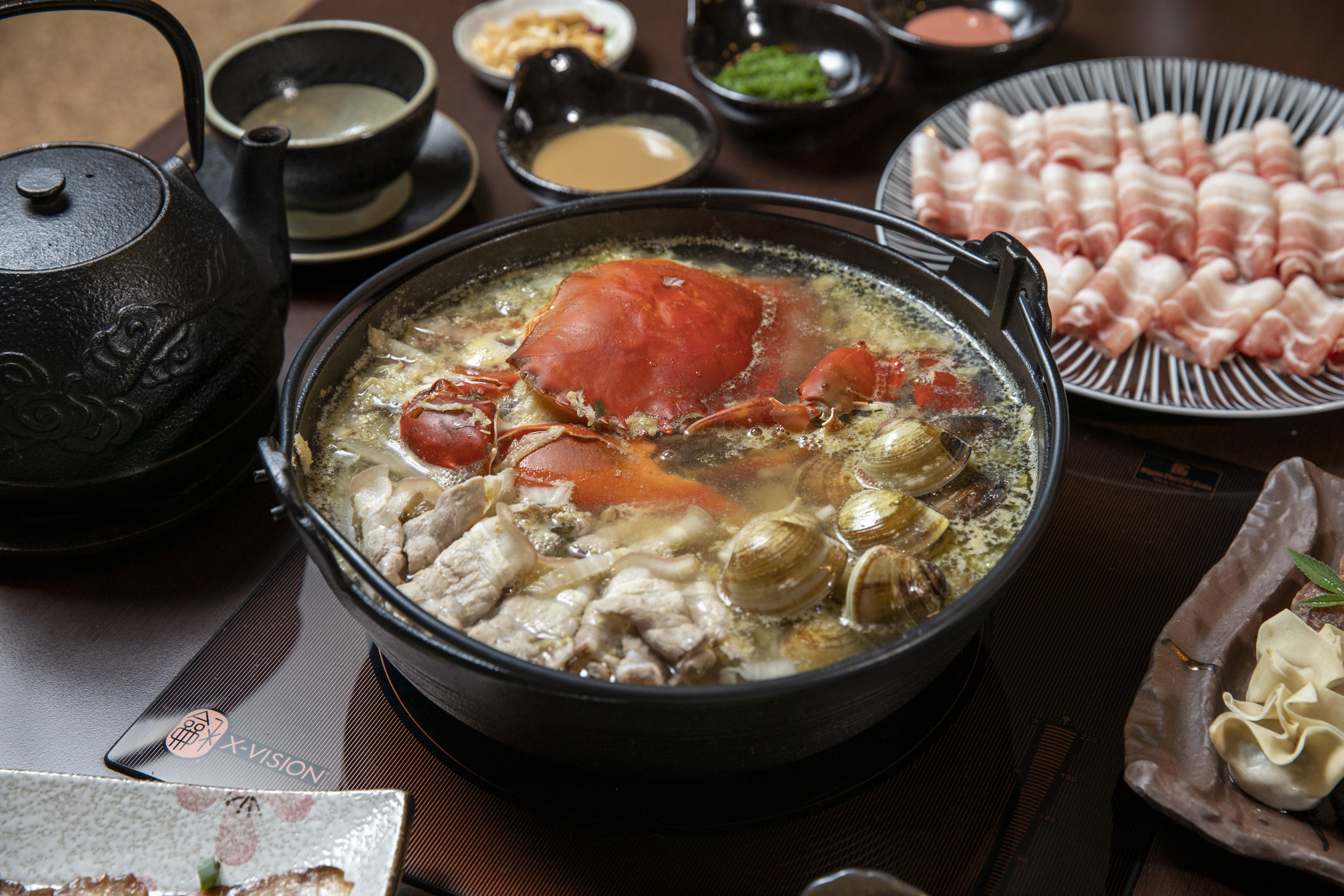 冬鄉小廚遼寧酸菜白肉鍋放入活蟹烹煮。（含開胃菜、主廚神祕好禮、副食、甜點，3880元／2人份）