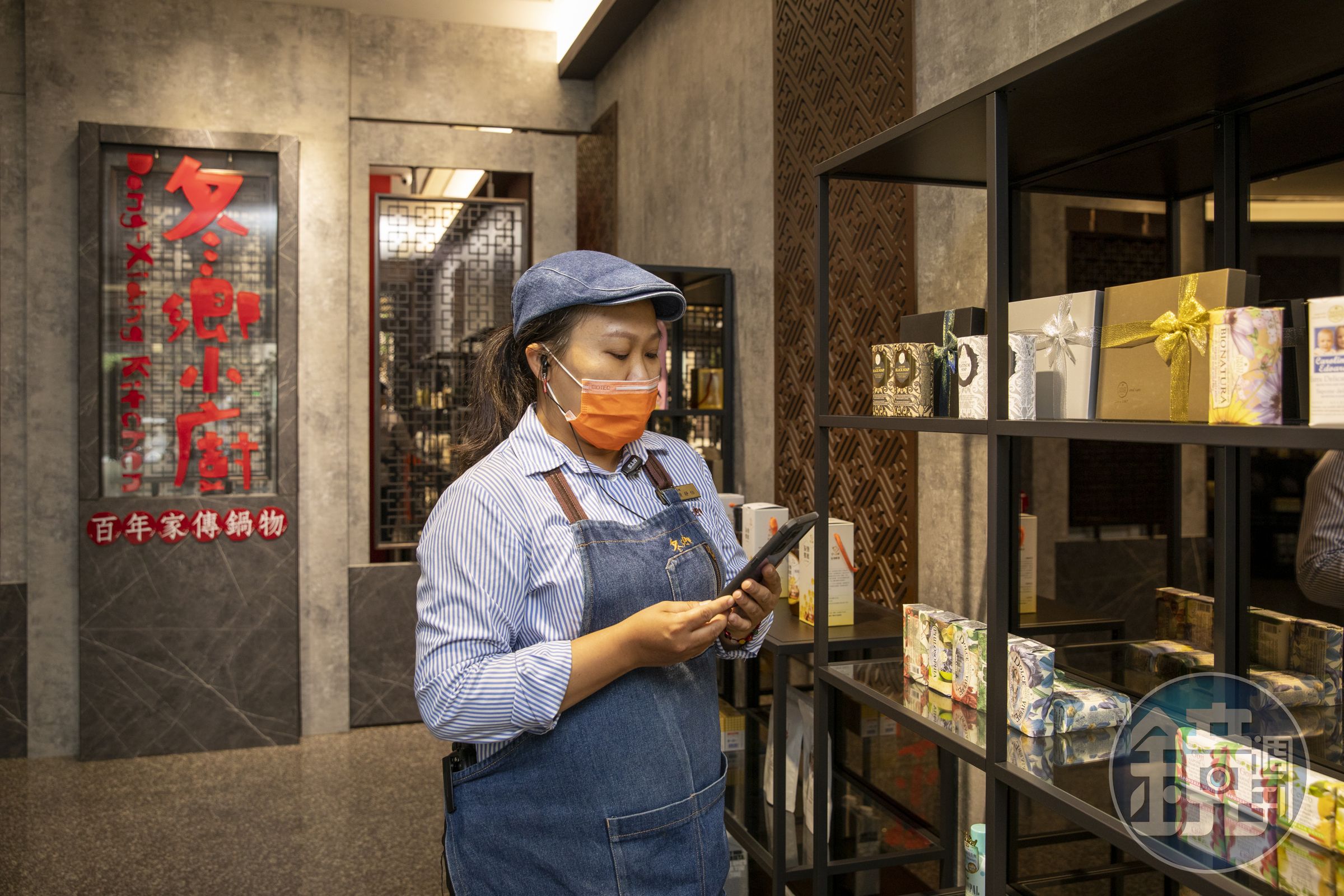 去年8月結束分店後，白宇皓改裝本店自宅，1樓改為團購店賺現金流，圖為黃靜怡正在聯繫出貨。