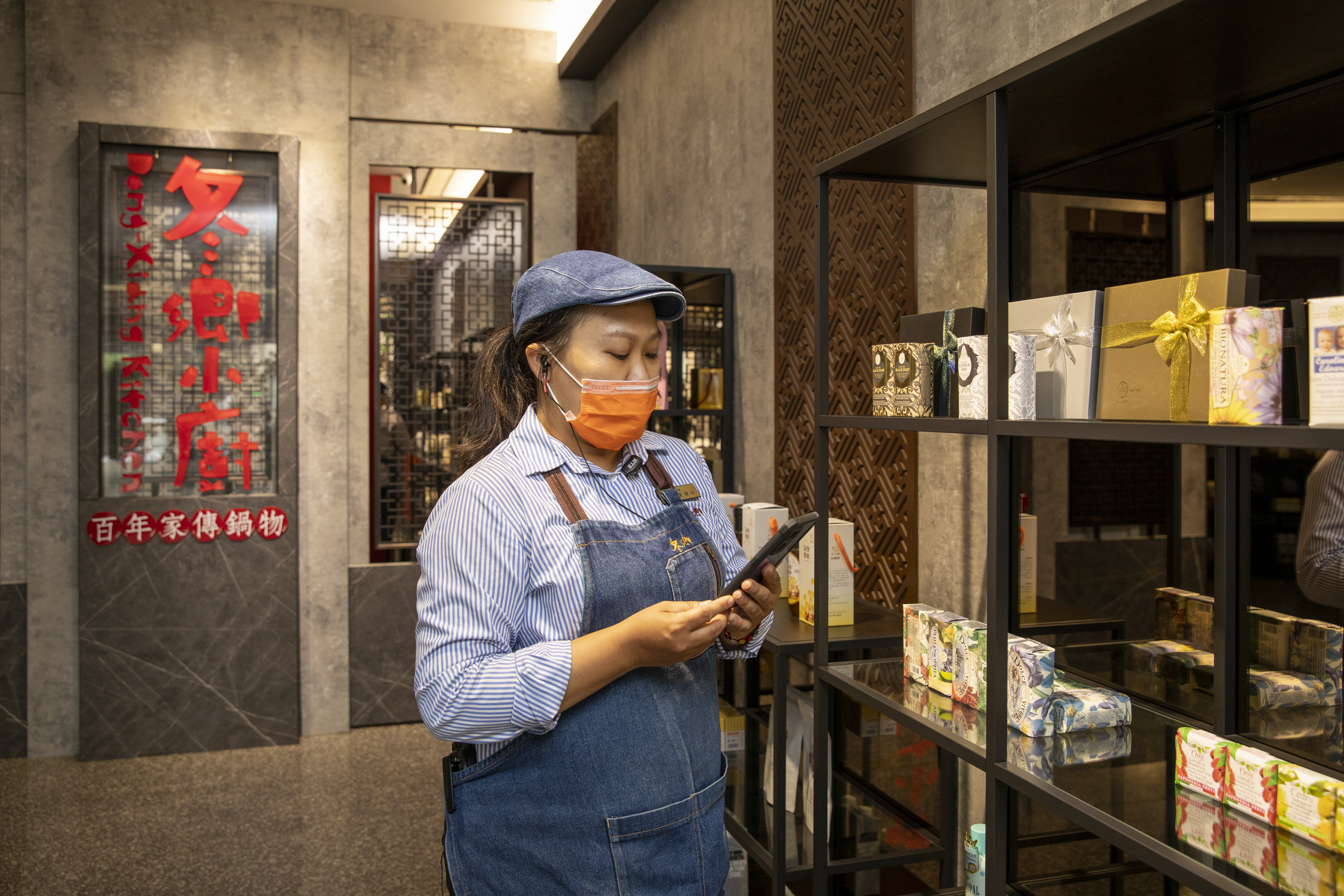 去年8月結束分店後，白宇皓改裝本店自宅，1樓改為團購店賺現金流，圖為黃靜怡正在聯繫出貨。
