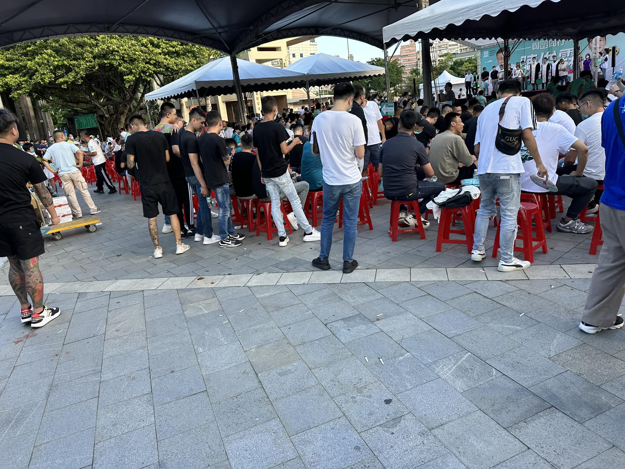  四叉貓昨到民眾黨三重造勢活動現場拍照發文，卻遭到網友質疑，氣得他還原真相。（翻攝自劉宇臉書）