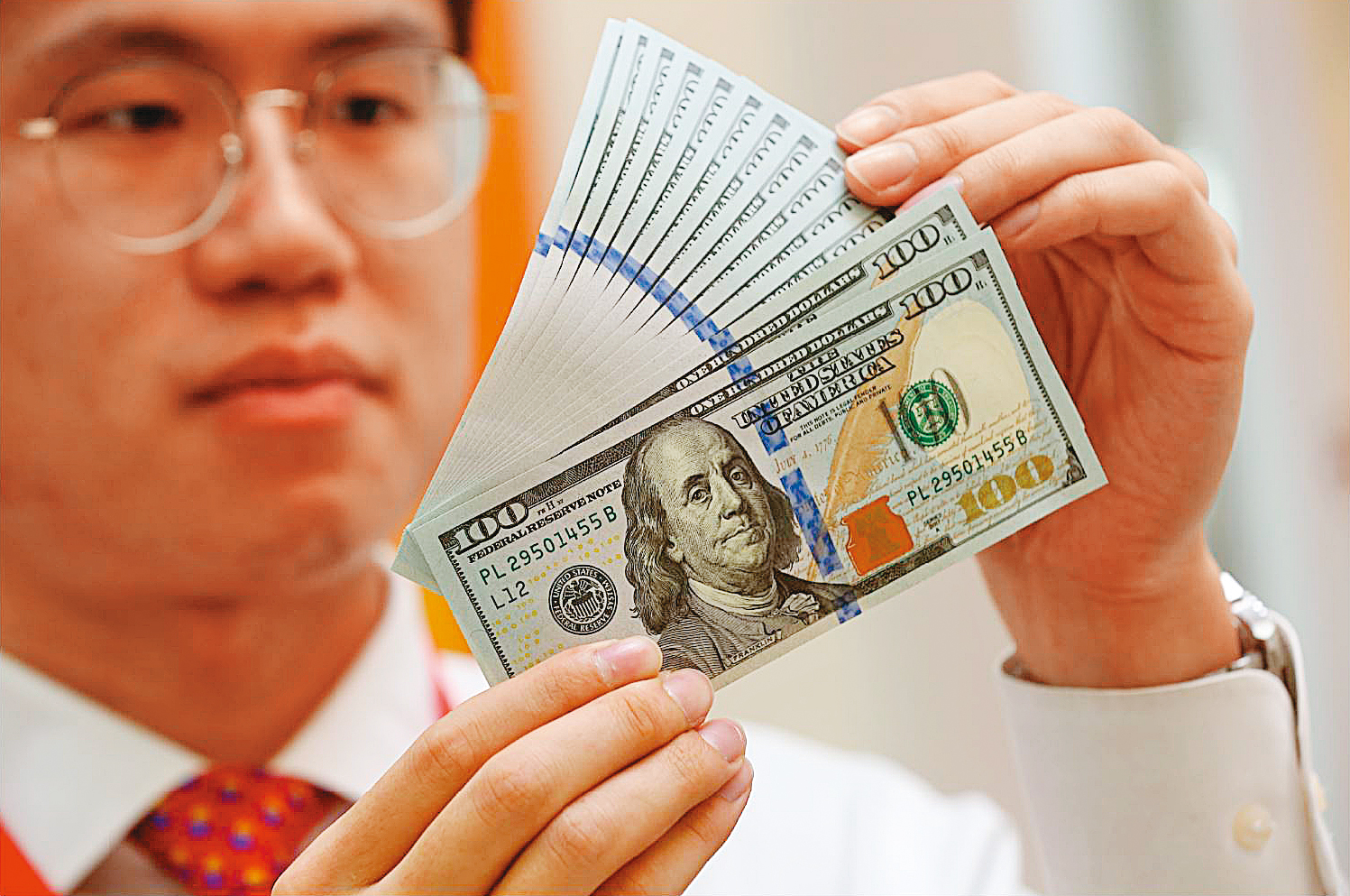 聯準會極端政策造成全球股市大跌，匯率巨幅貶值，美元海嘯成為各國最頭疼、最難以預測的危機。