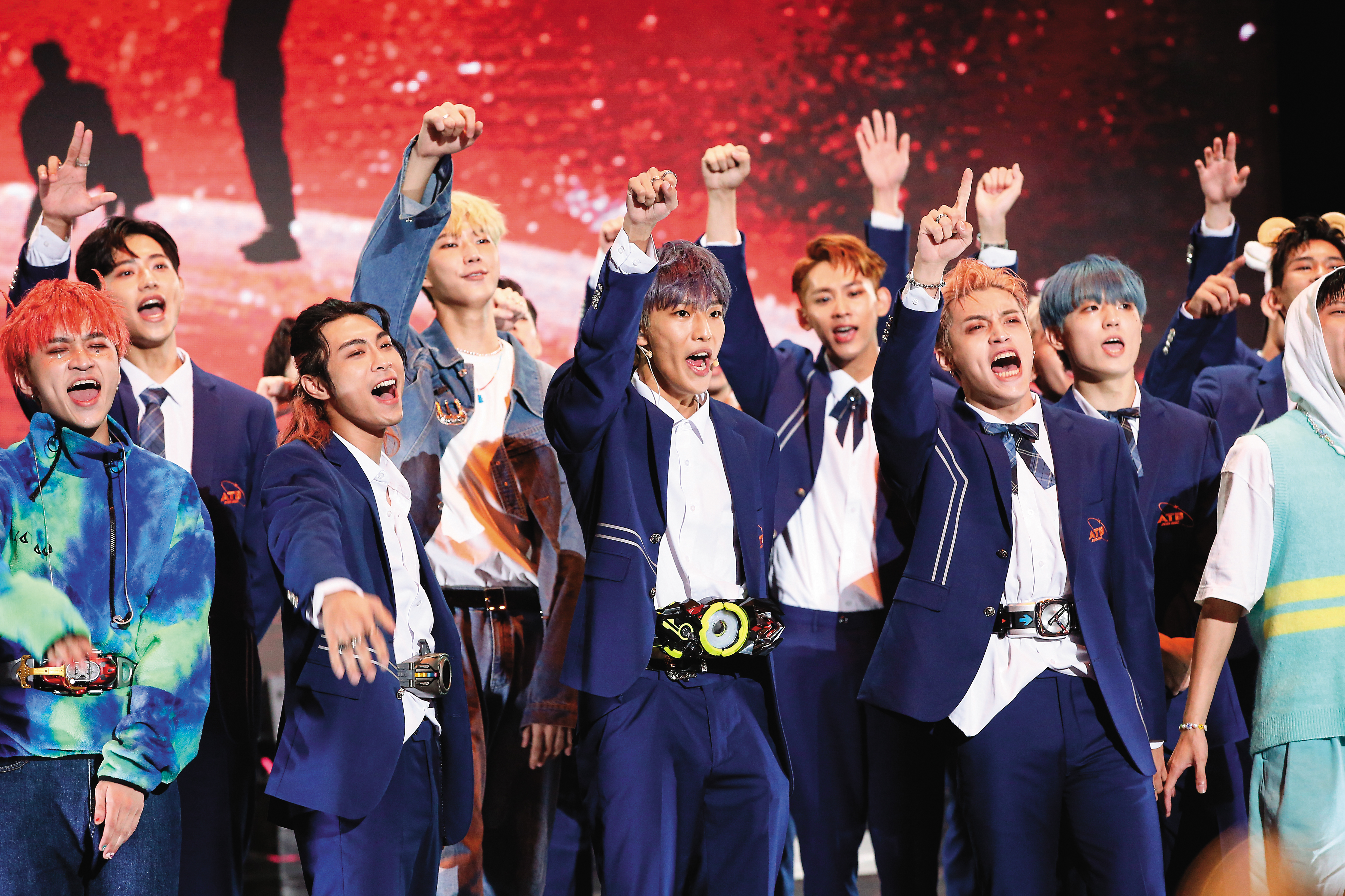 男團選秀節目《原子少年》從千人見面會到4,000人的演唱會，短短3個月內創下多項奇蹟，偶像旋風熱力引爆。