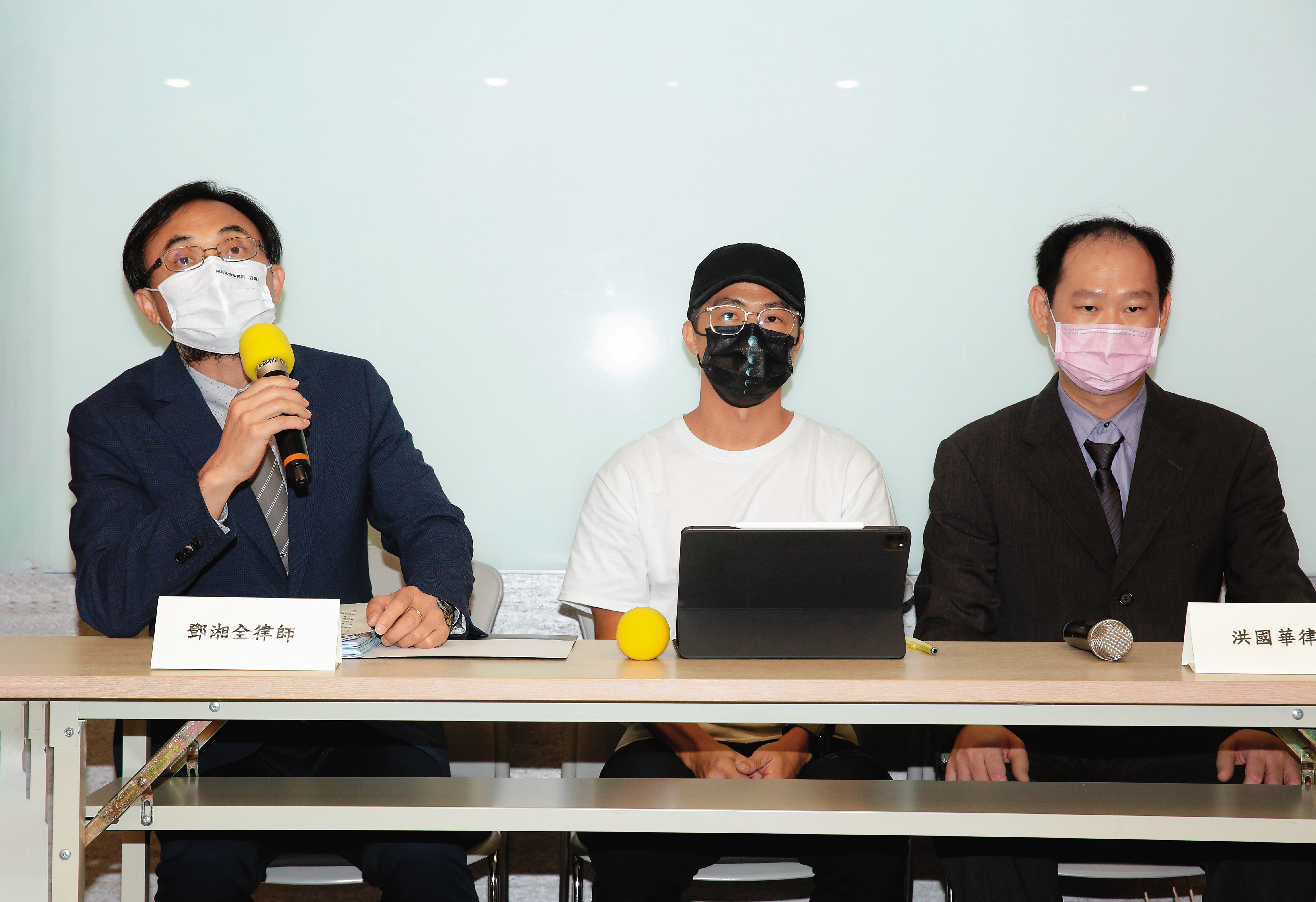 林義傑（中）涉以釣魚手法引誘網友下載影片再索求和解金，在律師陪同下召開記者會。