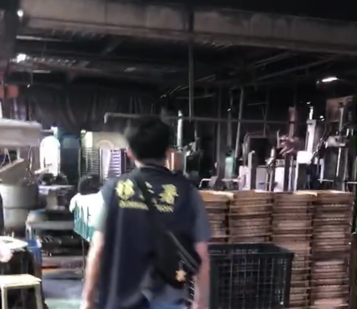 移民署專勤隊員於陰暗處查獲失聯移工。（翻攝畫面）