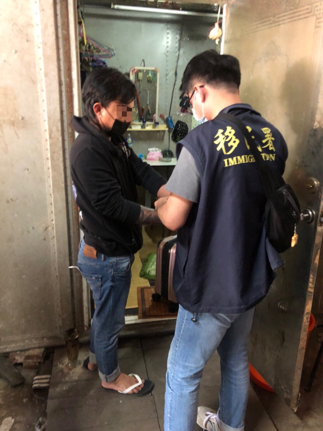 移民署專勤隊員查獲失聯移工。(翻攝畫面)