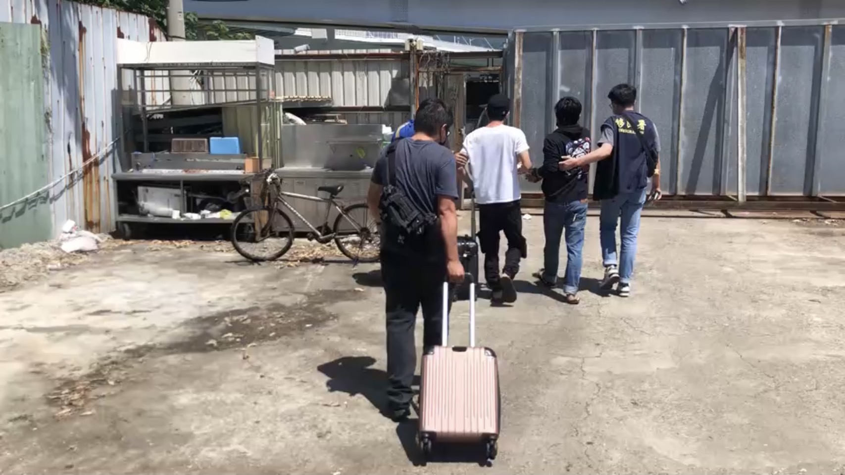 移民署專勤隊員即將遣送失聯移工。(翻攝畫面)