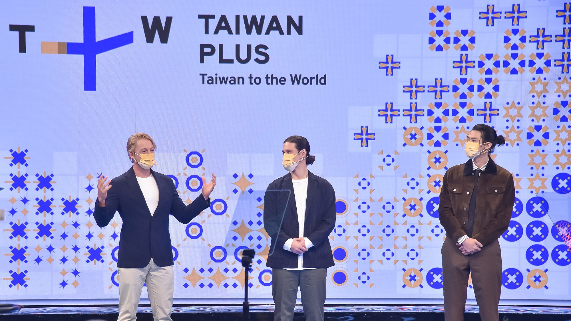 法比歐(左起)與周厚安主持TaiwanPlus新節目《法比歐與周厚安的戶外大冒險》,李玉璽也參與《台灣就醬玩》首集節目。(公視提供)