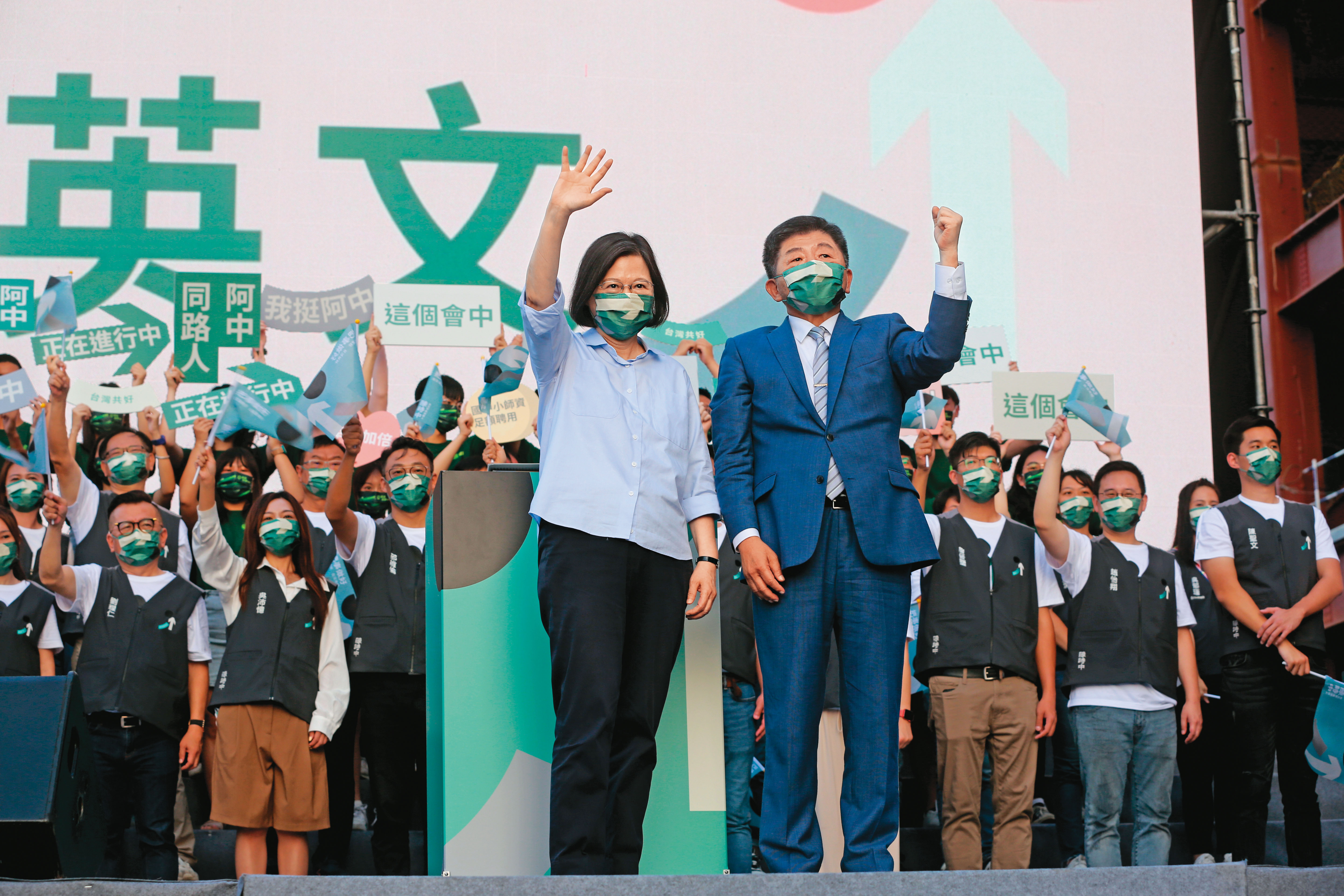 陳時中10月第一天就辦競總萬人造勢,包含總統蔡英文在內的綠營四天王齊聚替他拉抬聲勢。