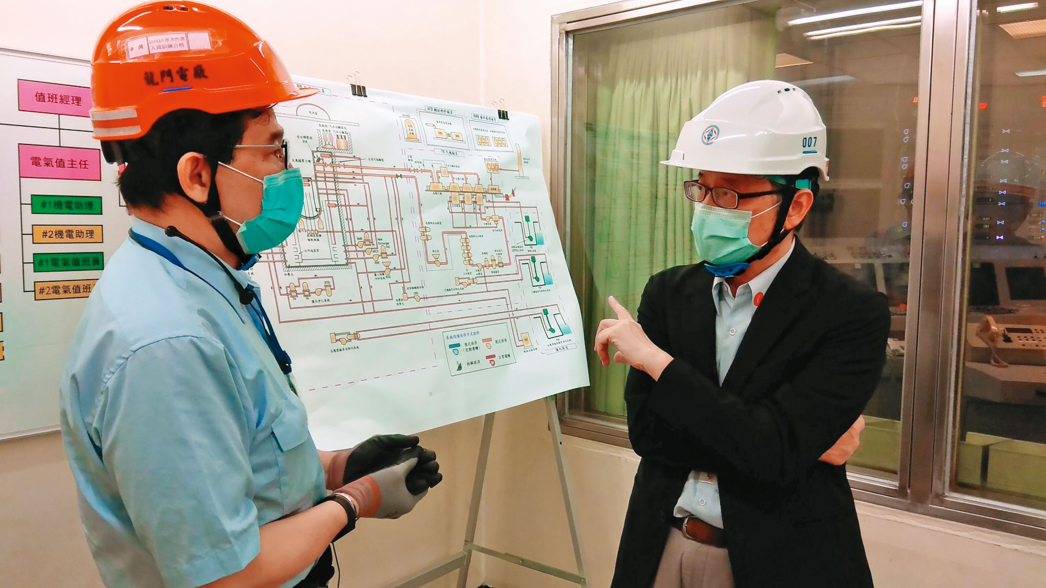謝曉星（右）多次視察核四廠，看似認真，卻遭爆霸凌下屬。（翻攝原能會臉書）