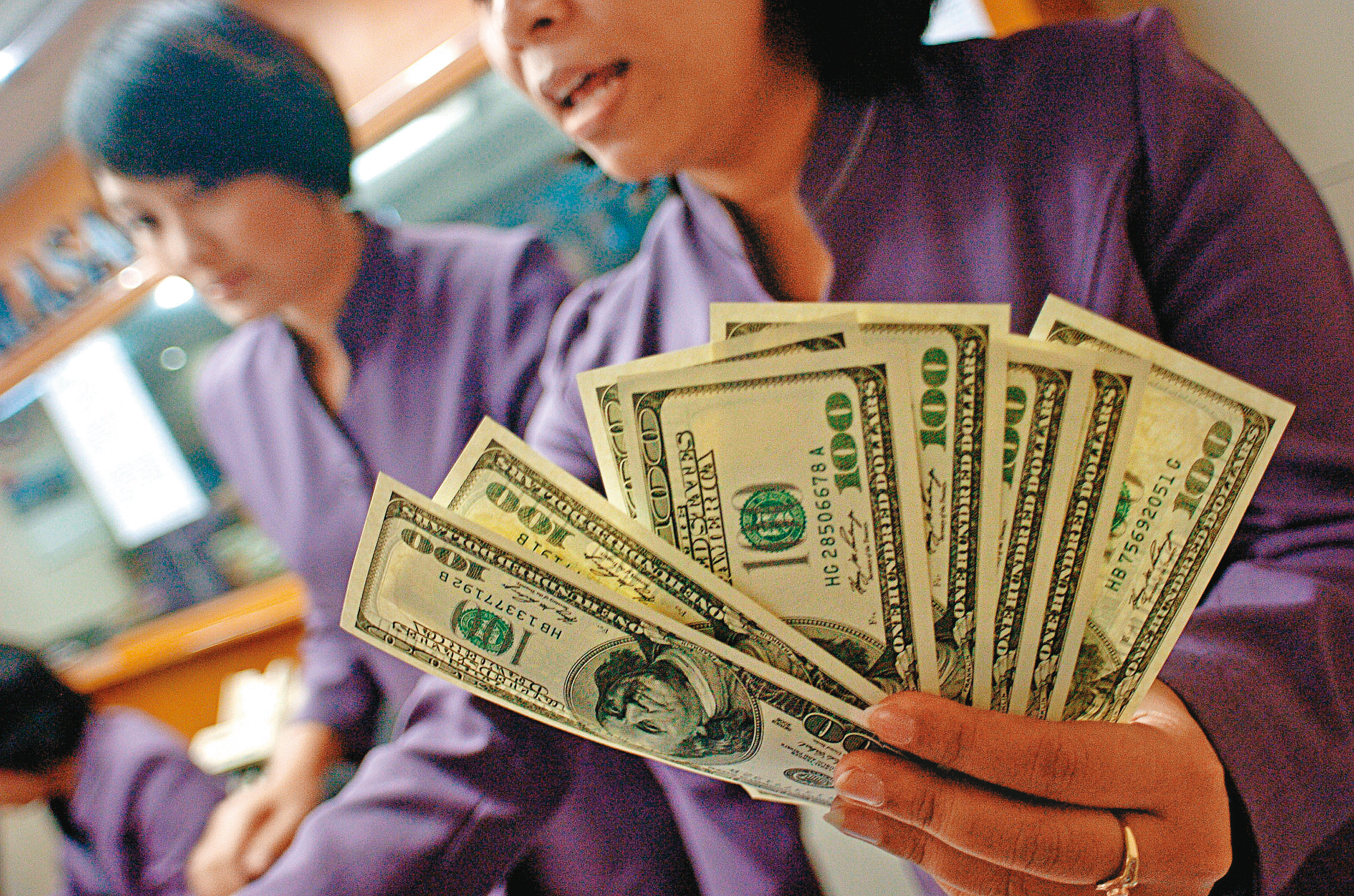 美元強，新興市場股、匯、債都不會好，投資人該適時斷捨離。（東方IC）