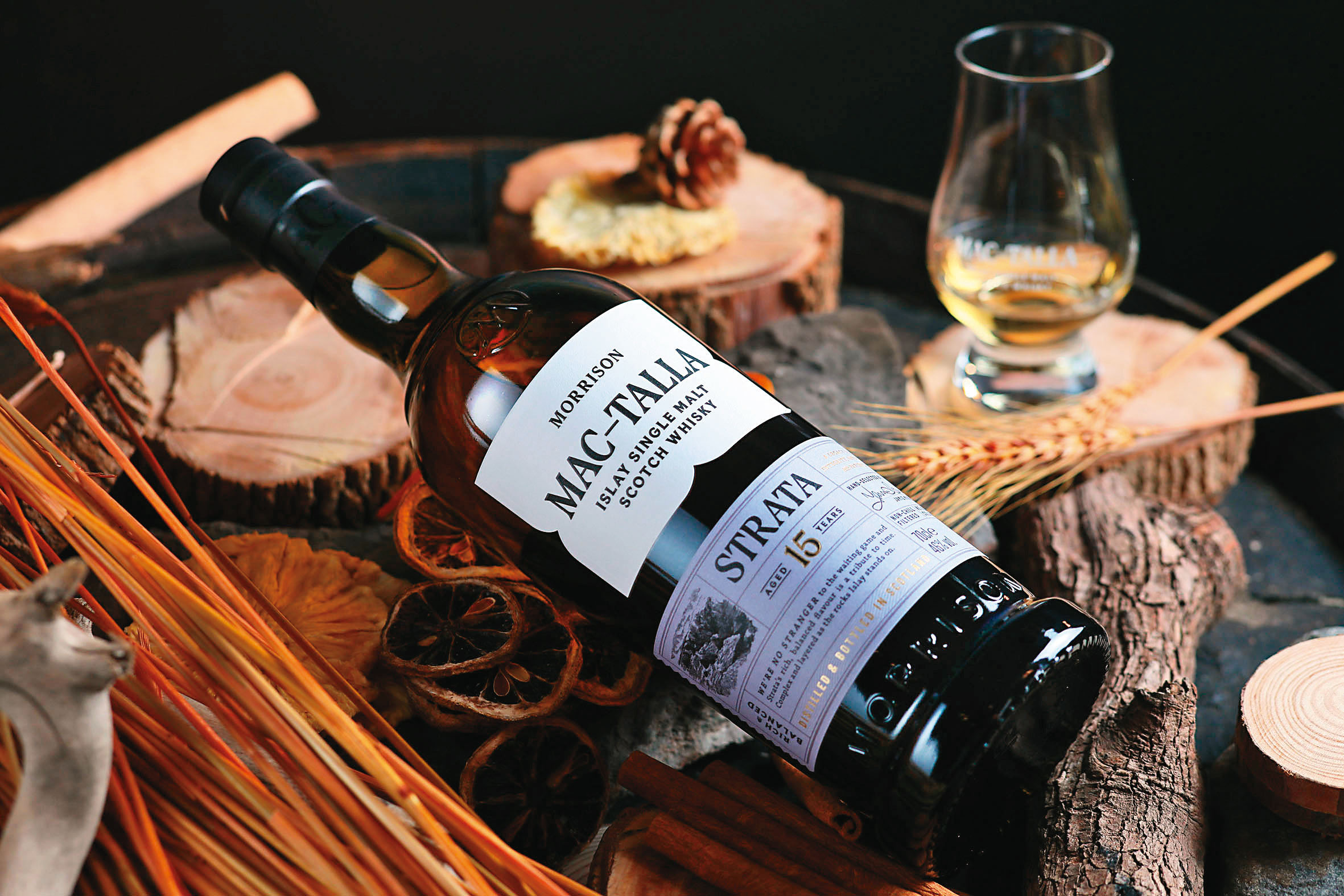 「慕特樂艾雷島單一麥芽蘇格蘭威士忌15（STRATA）」洋溢煙燻麥芽和蜜餞的豐富香氣。（2,600元／瓶、700毫升）