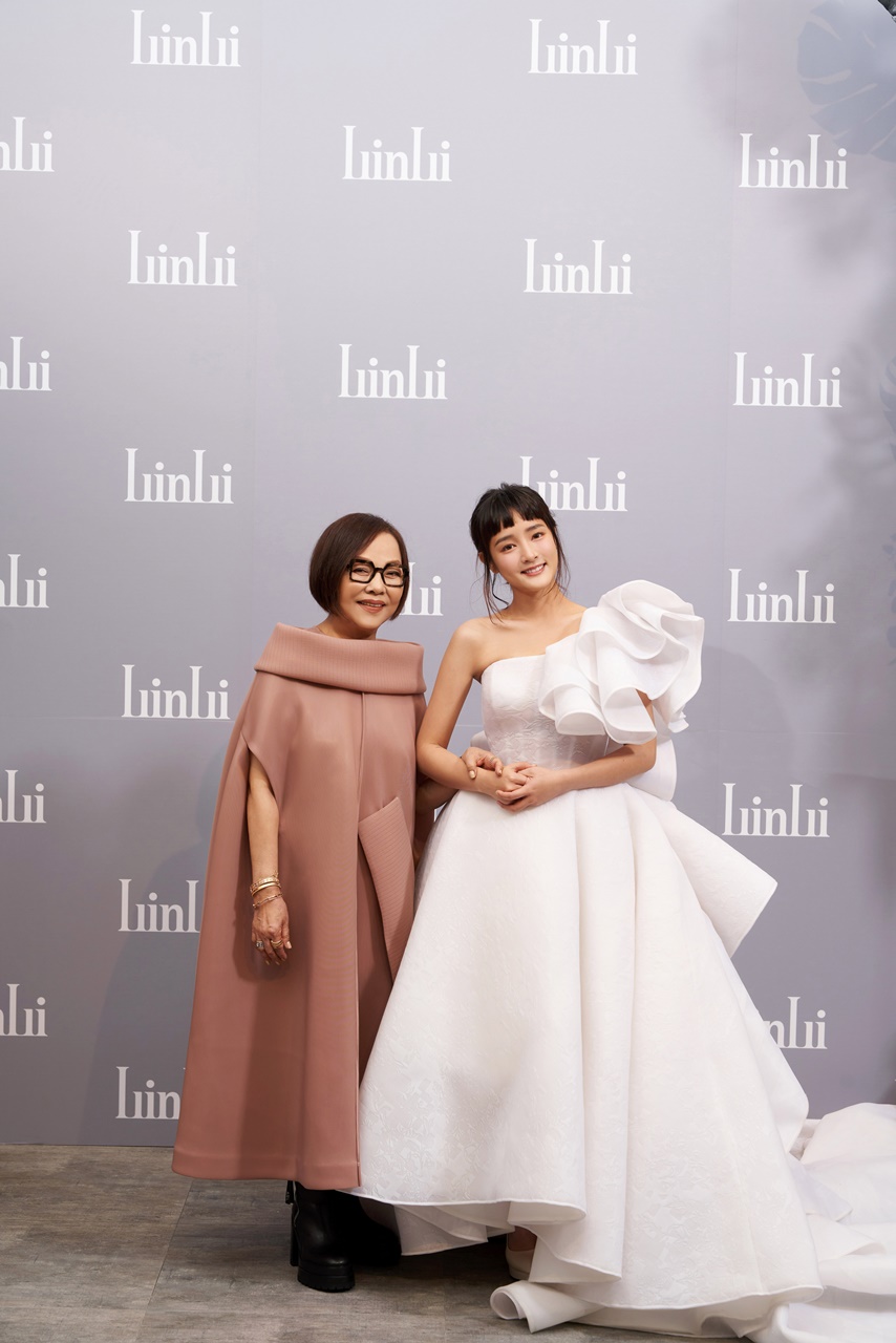 LinLi Boutique創辦人林莉與台灣黛莉公司合作,採用Beyond Spacer立體多面布,創作出共75套全球首見的環保婚紗禮服系列。(LinLi Boutique提供)