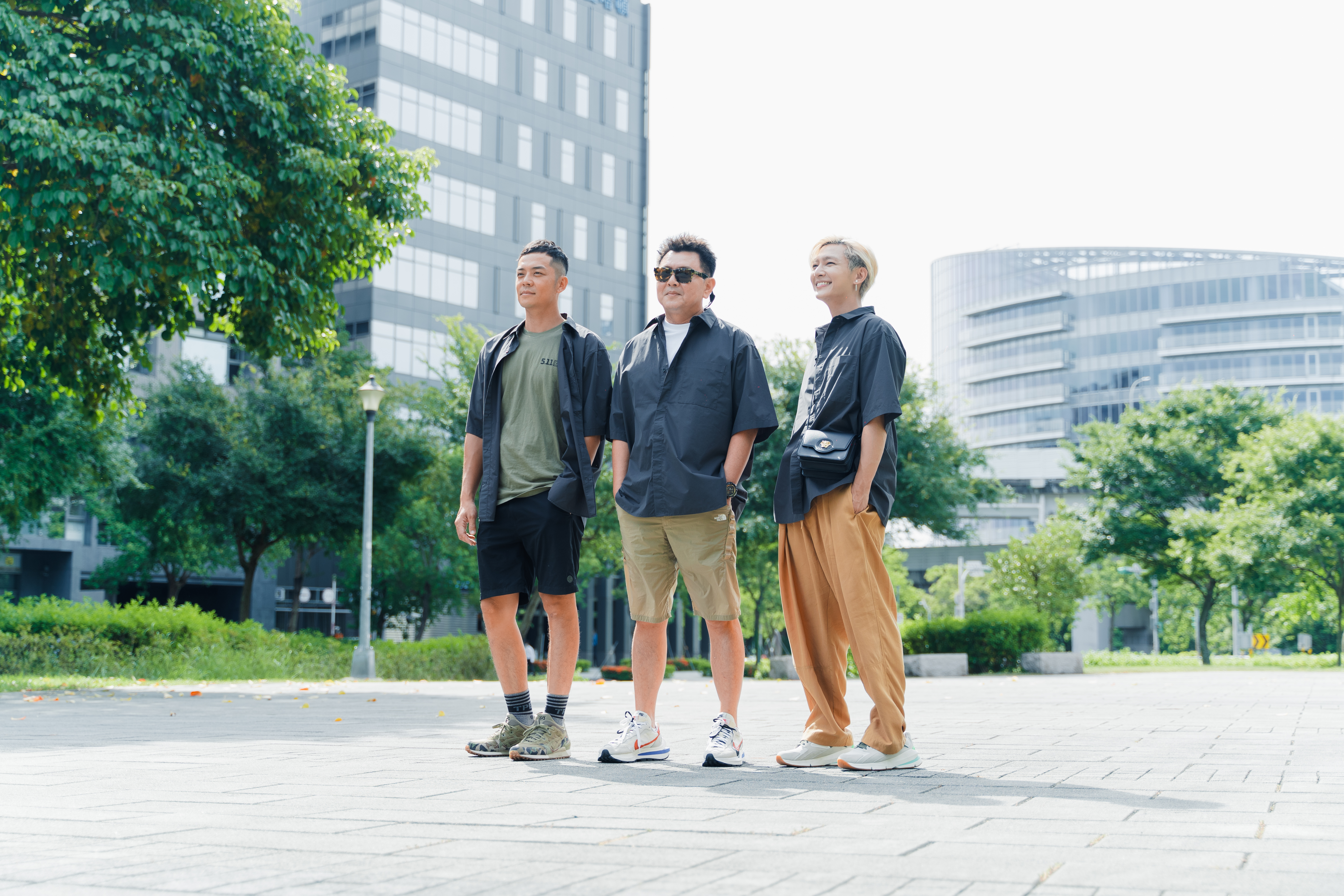 《嗨!營業中》首播開紅盤,(左起)姚元浩、庹宗康、炎亞綸開心不已。(好看娛樂提供)