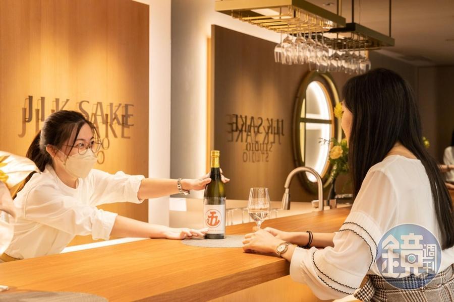 「仲酣(JLK SAKE STUDIO)」規劃開放式吧台,可品飲單杯酒,價格落在100元上下,相當親民。