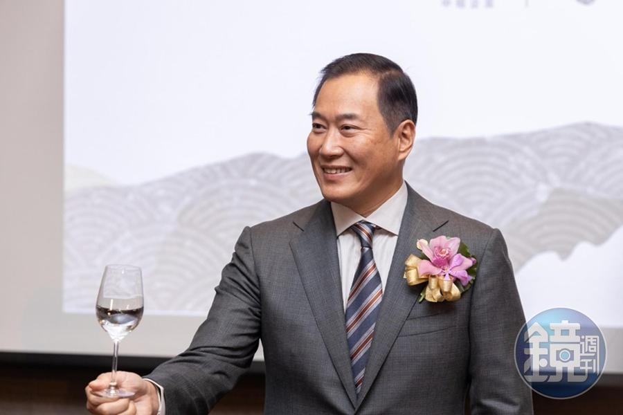 中租企業總裁辜仲立參與新品牌仲酣的籌劃,更親自設計品牌識別圖案。