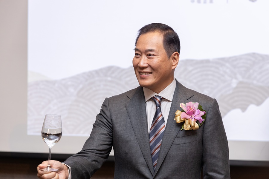 中租企業總裁辜仲立參與新品牌仲酣的籌劃，更親自設計品牌識別圖案。