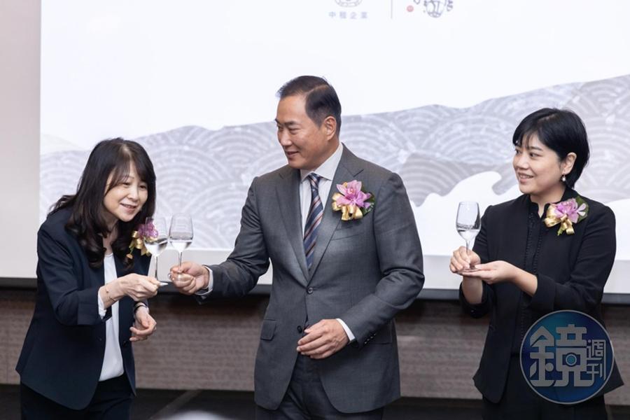 中租企業總裁辜仲立(中)與集團旗下艾斯奇餐飲董事長花敏華(左)、仲酣合作夥伴「長谷川酒店」後藤女士(右)碰杯慶賀新品牌成立。