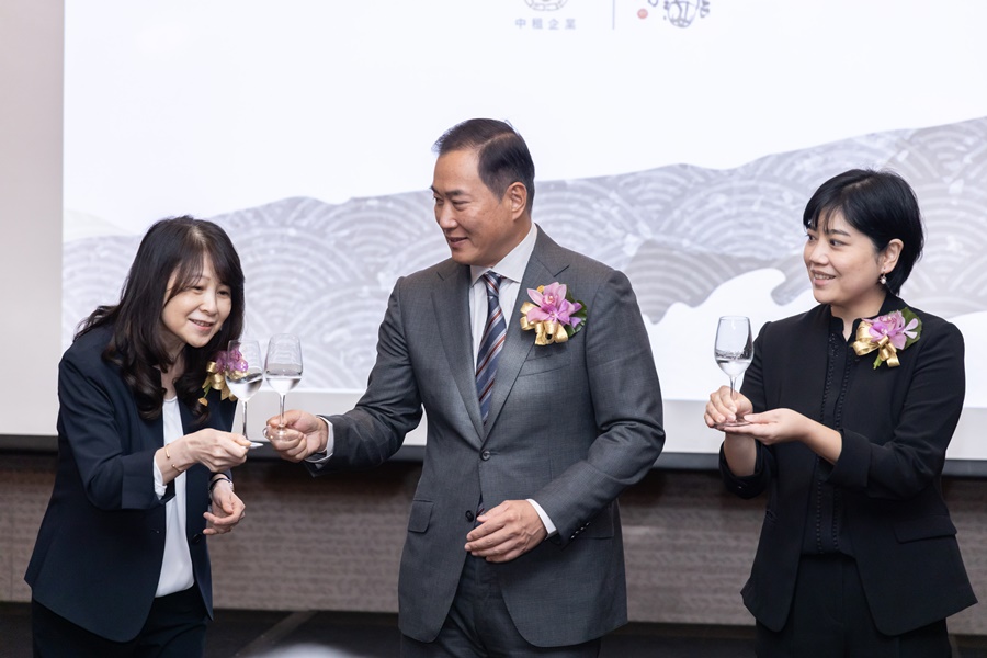 中租企業總裁辜仲立（中）與集團旗下艾斯奇餐飲董事長花敏華（左）、仲酣合作夥伴「長谷川酒店」後藤女士（右）碰杯慶賀新品牌成立。