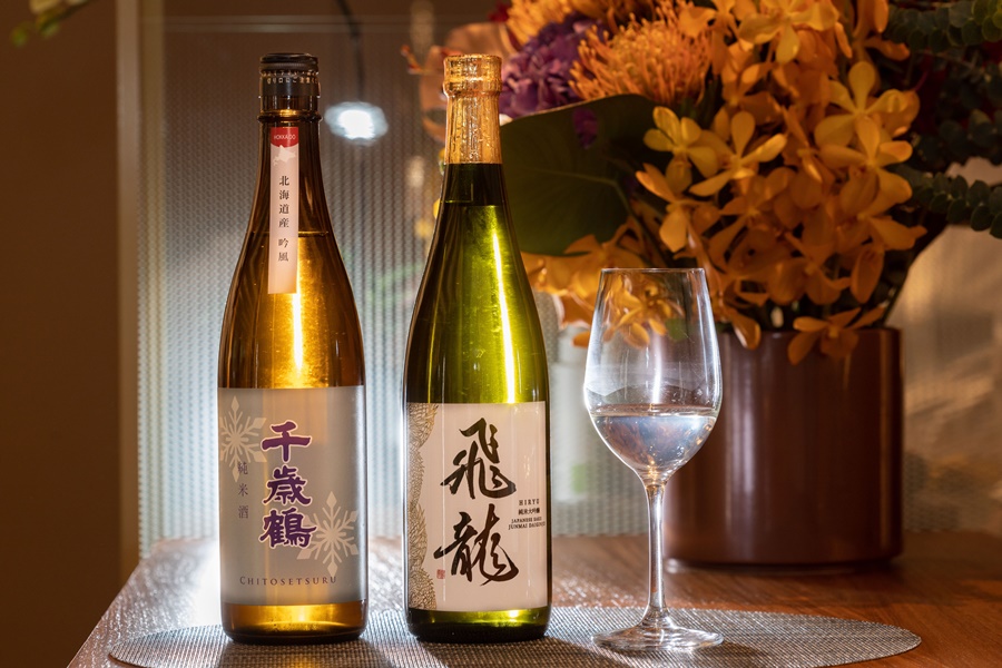 「飛龍純米大吟釀」（右）為本期單杯酒款。