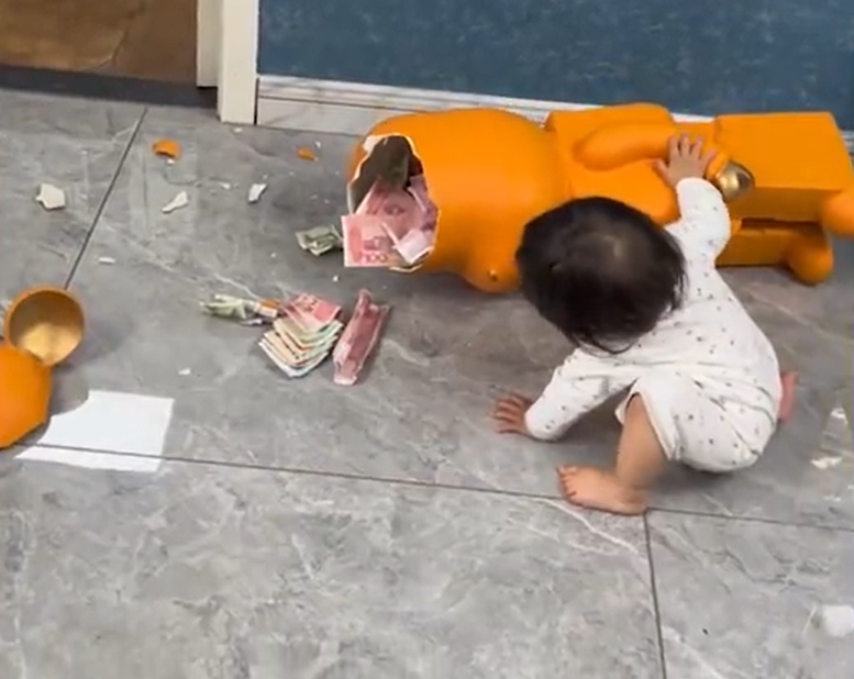 中國一名父親藏在公仔理的私房錢因為女兒闖禍被發現，只能乖乖罰跪給老婆賠罪。（翻攝自微博）