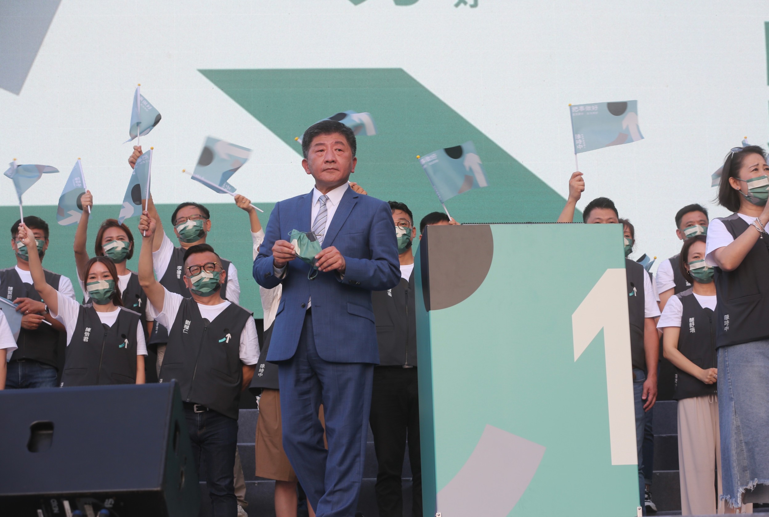 網路上近日傳出「棄陳保黃」論調，不過黃暐瀚斷言，「別傻了，好嗎？棄陳保黃，是不會發生的。」