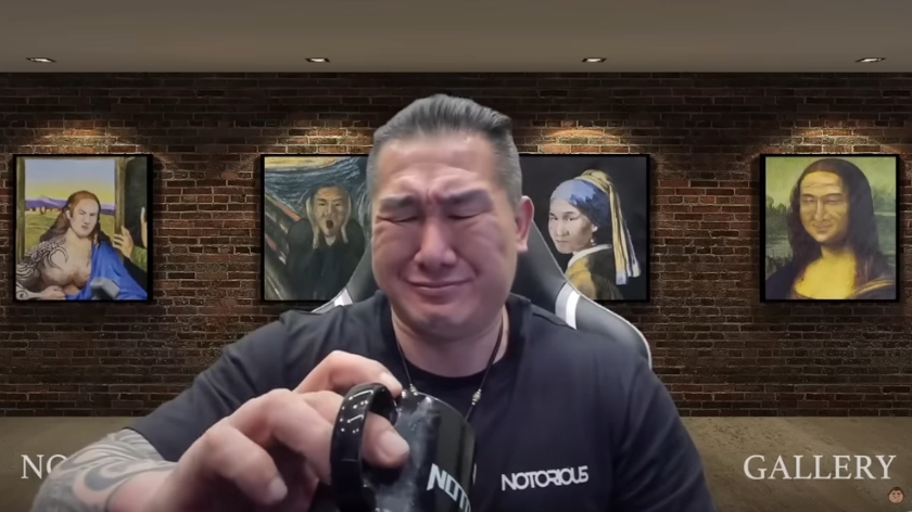 館長喝打龜綠茶,每喝一口臉都苦到臉變形。(翻攝自館長惡名昭彰YT頻道)