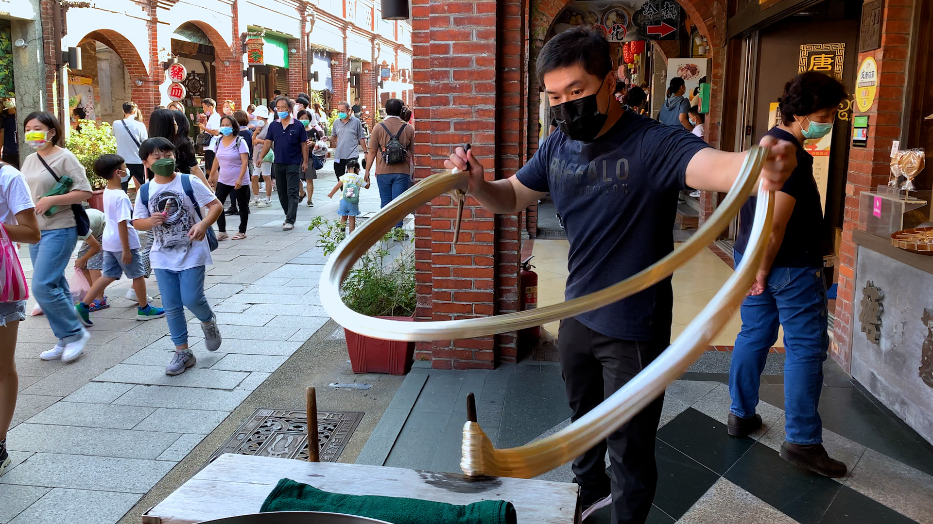 「糖蔥」的製作過程很華麗，只要開始表演就會吸引許多路人圍觀拍照。