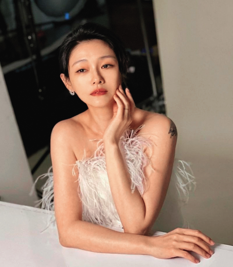 睽違3年後,大S復出拍攝TKLAB羊珞素生肌蜜廣告。(翻攝自大S臉書)