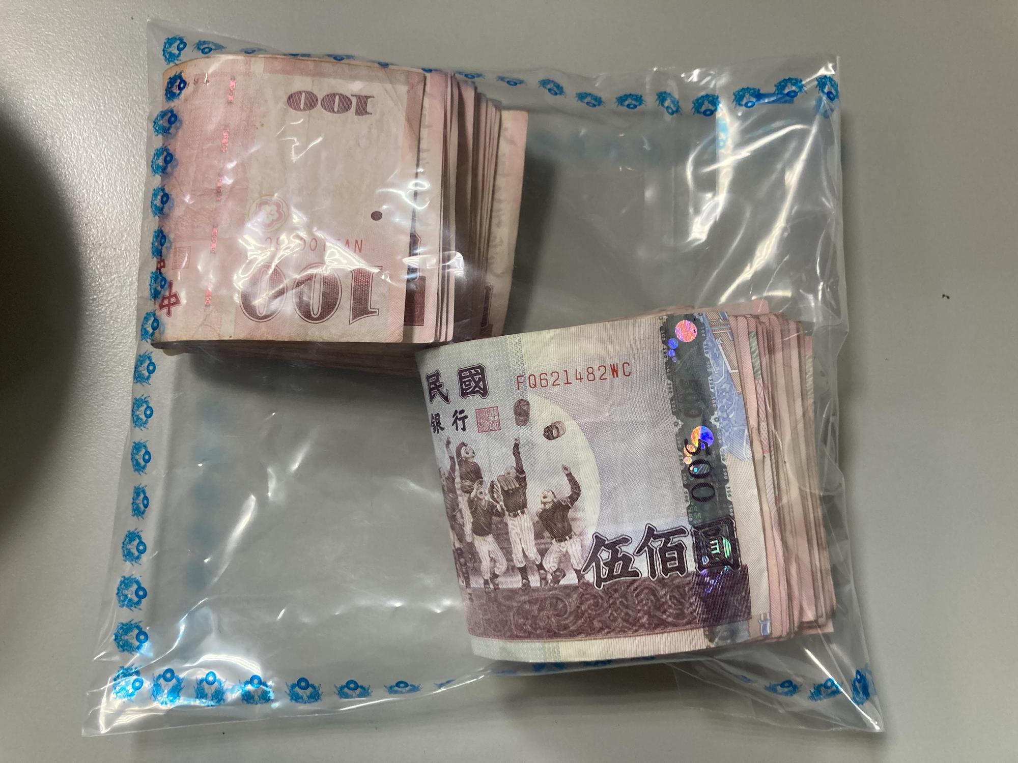 警方在民宅內起獲的賭資。（警方提供）