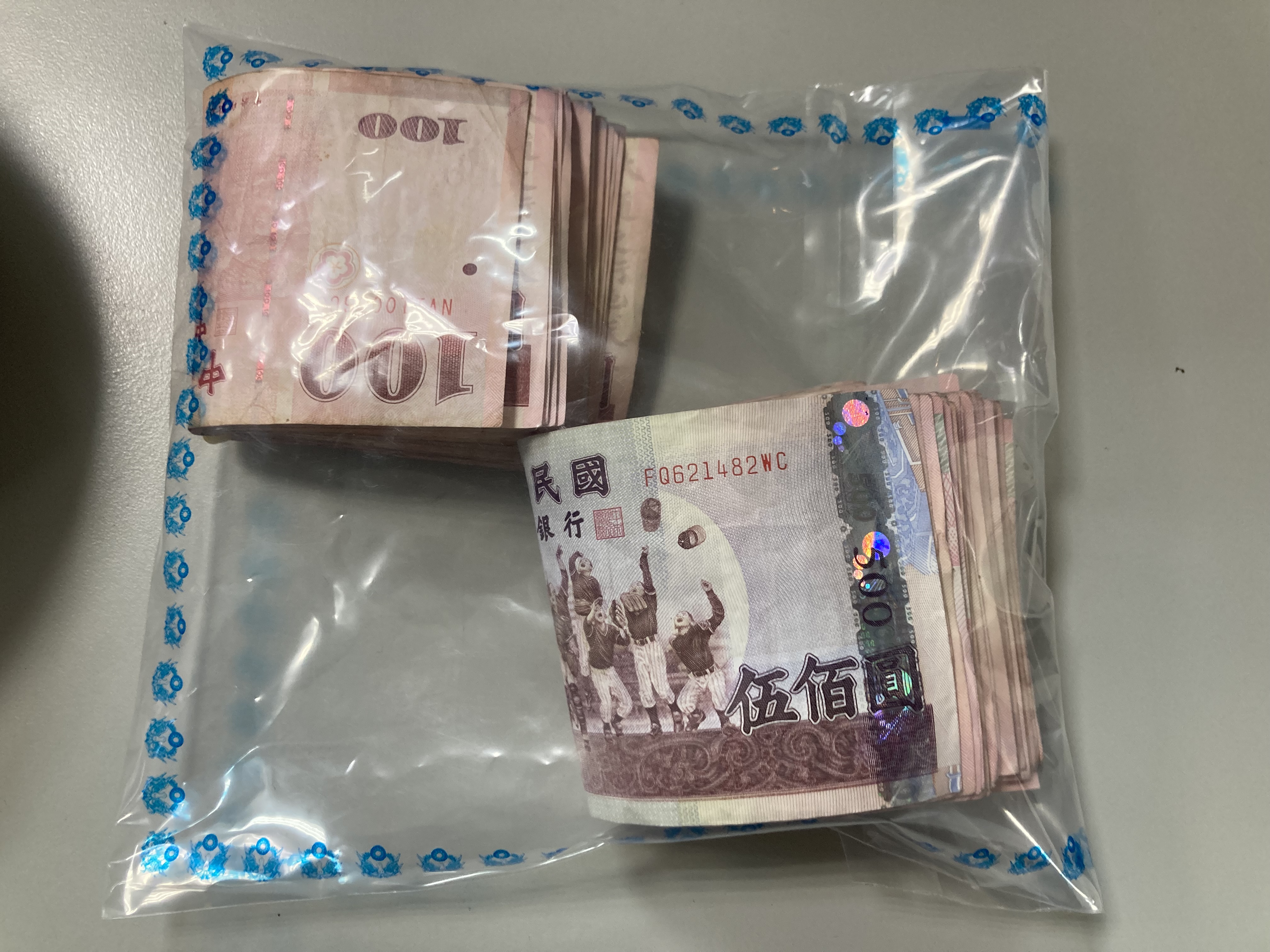 警方在民宅內起獲的賭資。(警方提供)