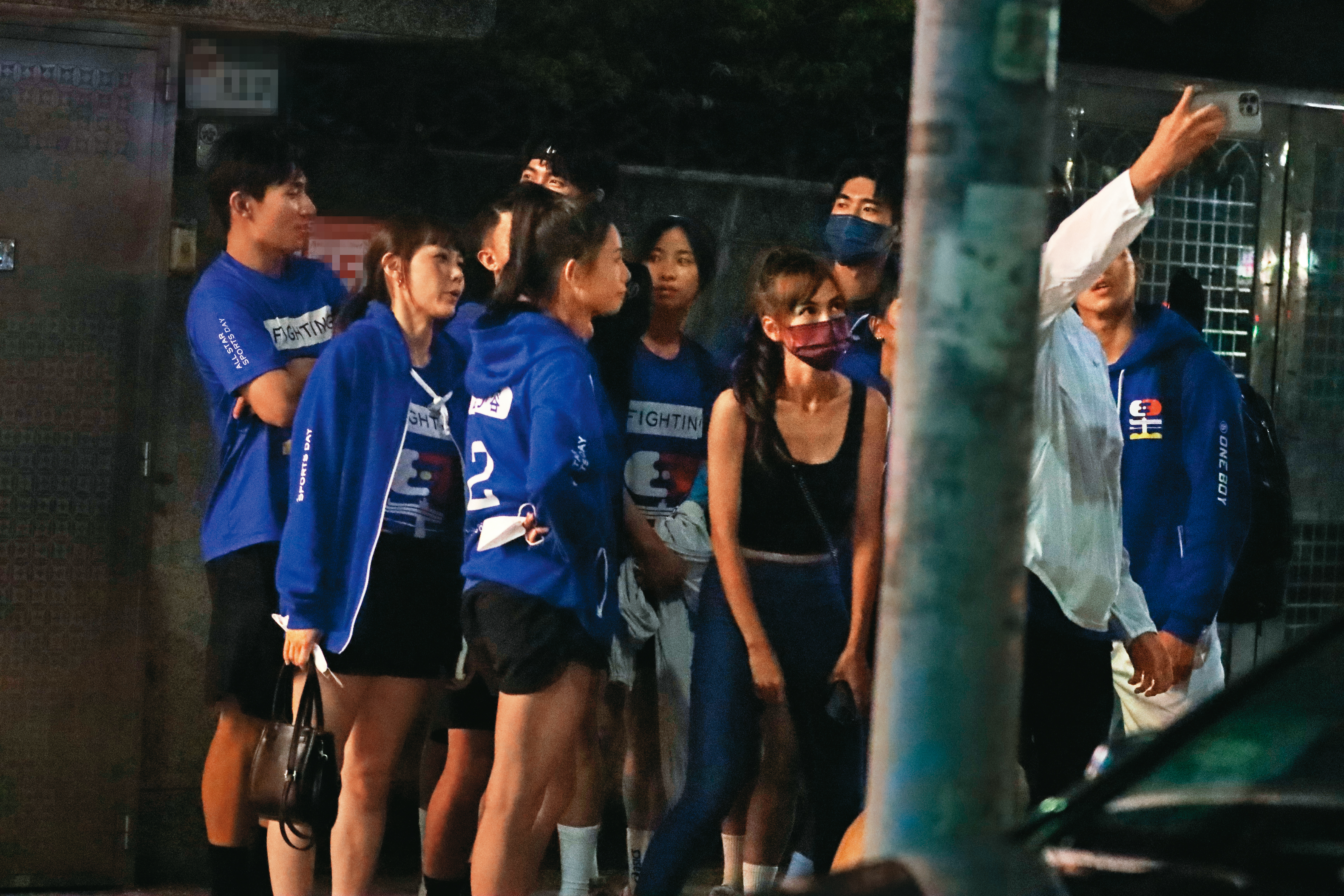 9月28日《全明星運動會》第4季藍隊錄完影後聚餐到午夜，眾人在路邊大合照便各自解散。