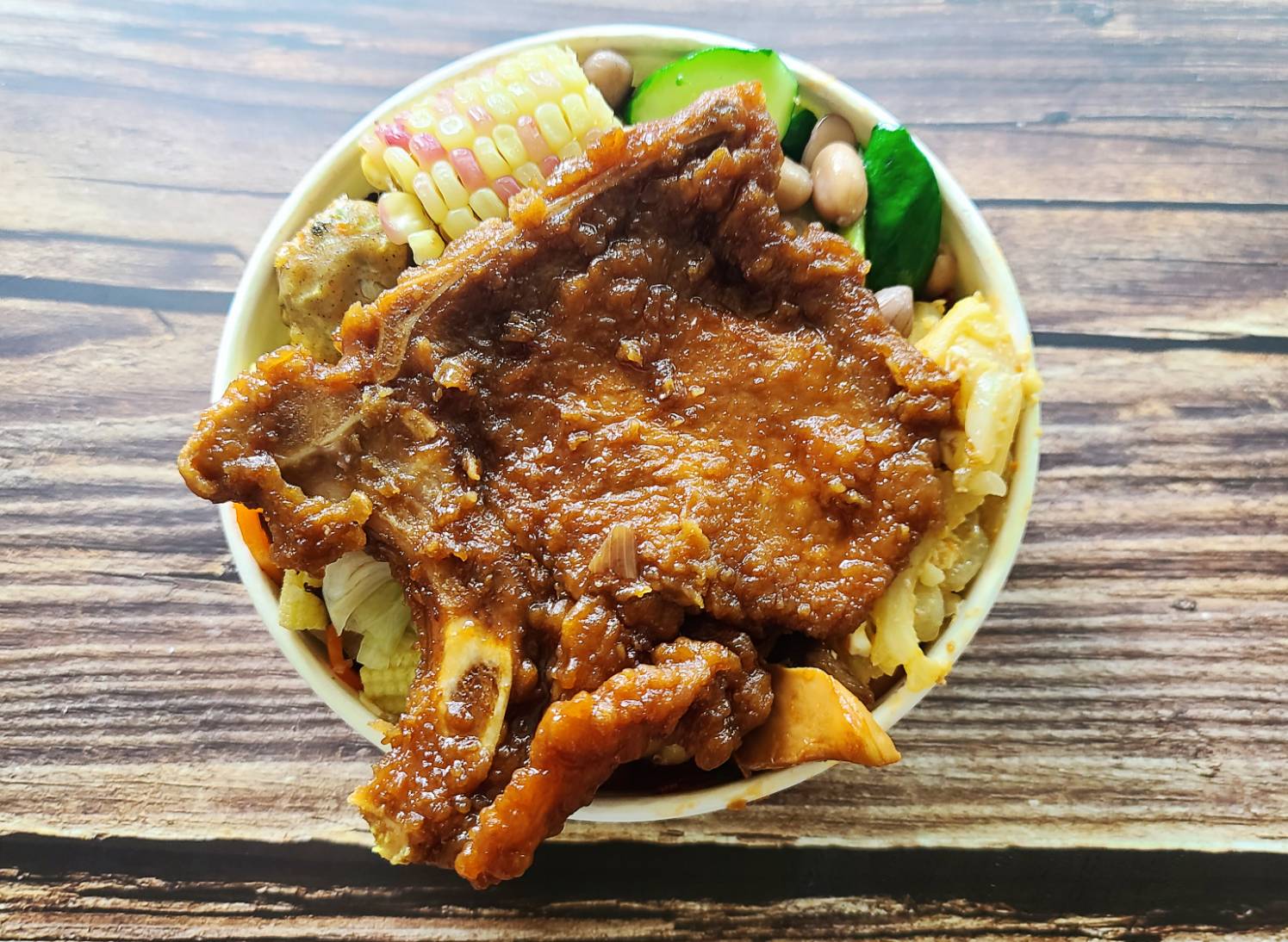 台鐵推出「鄉味特色便當」將於10月11日台中站和通霄車站限量販售。（台鐵提供）