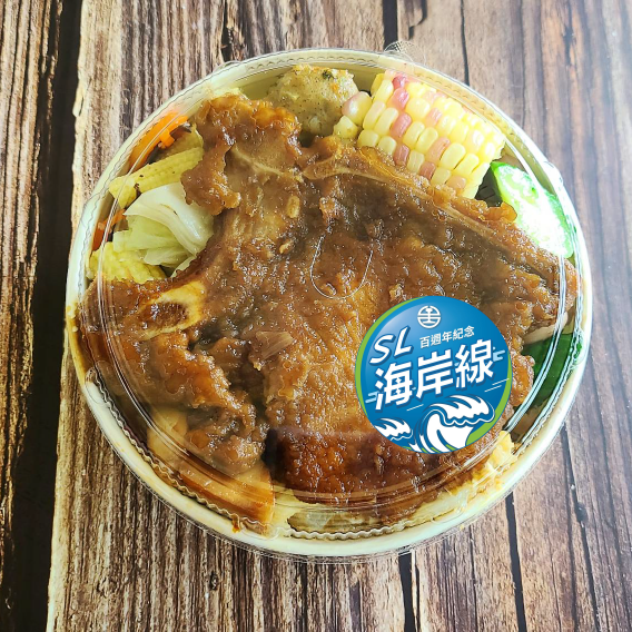 台鐵「鄉味特色便當」是以排骨和旗魚丸雙主菜。（台鐵提供）