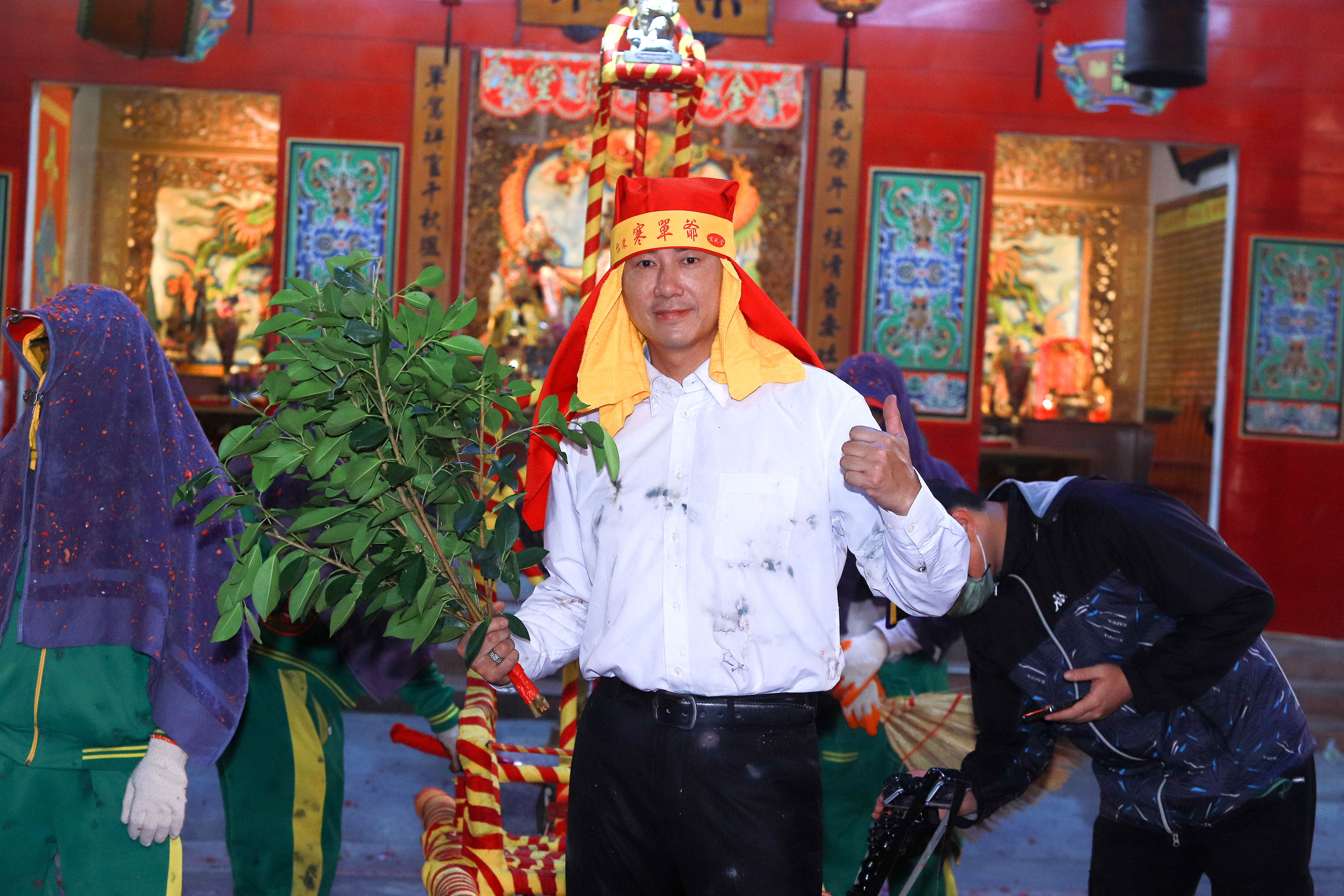 吳皓昇在新戲《市井豪門》開場就以炸寒單現身。（民視提供）