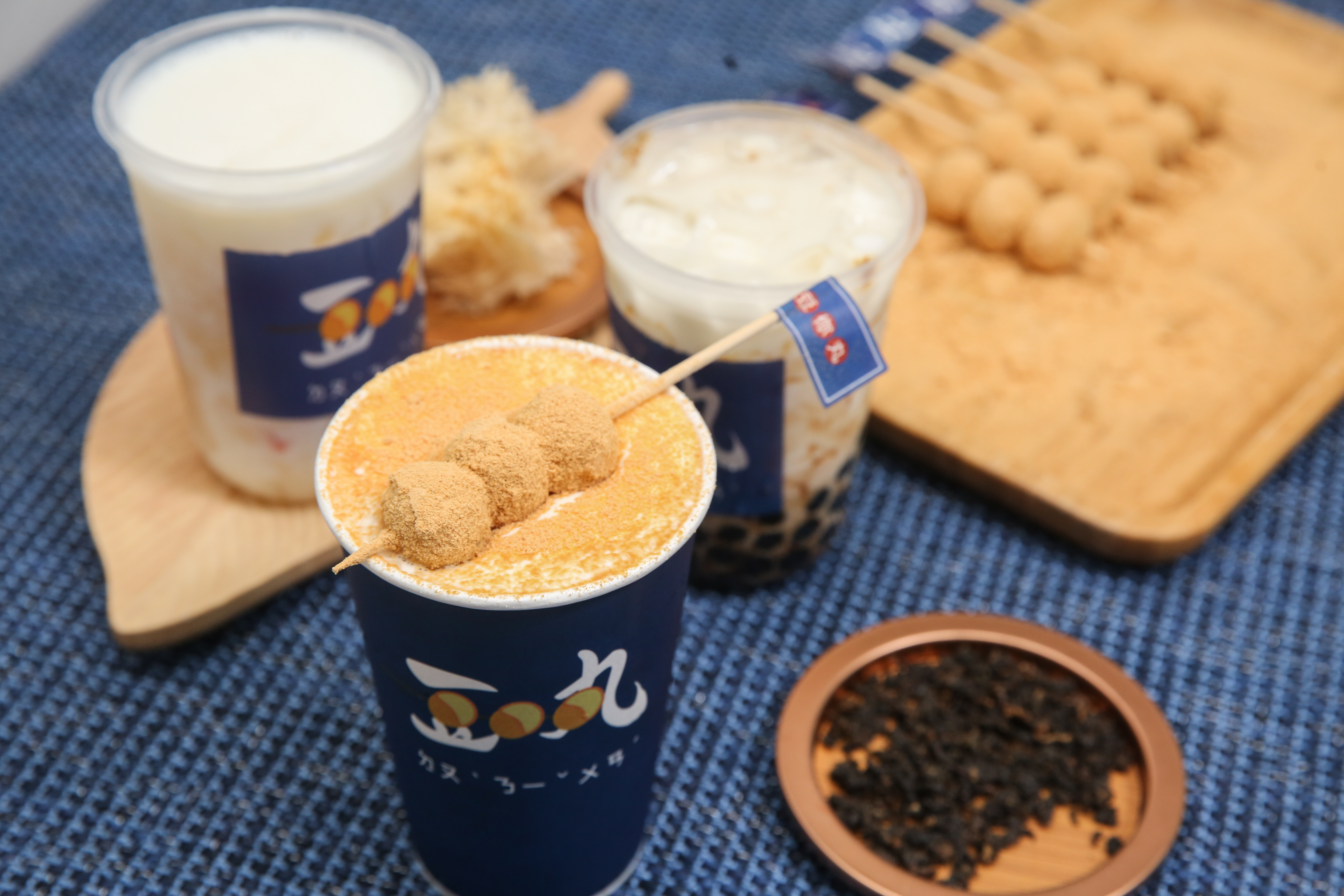 手工自製的茶香丸子搭配豆漿茶飲，是豆你丸的招牌飲品。（豆乳丸子撞茶80元／份）