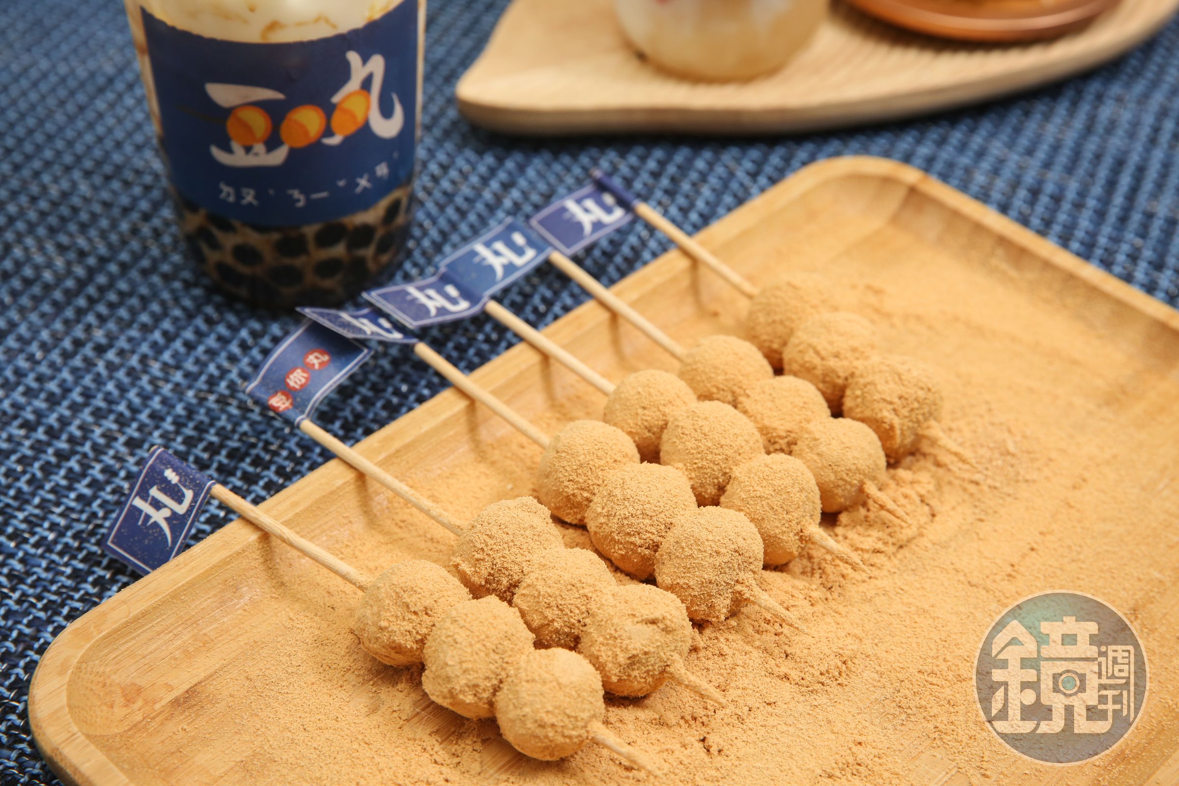 裹上黃豆粉的手工自製茶香丸子，也提供單買。（30元／串）