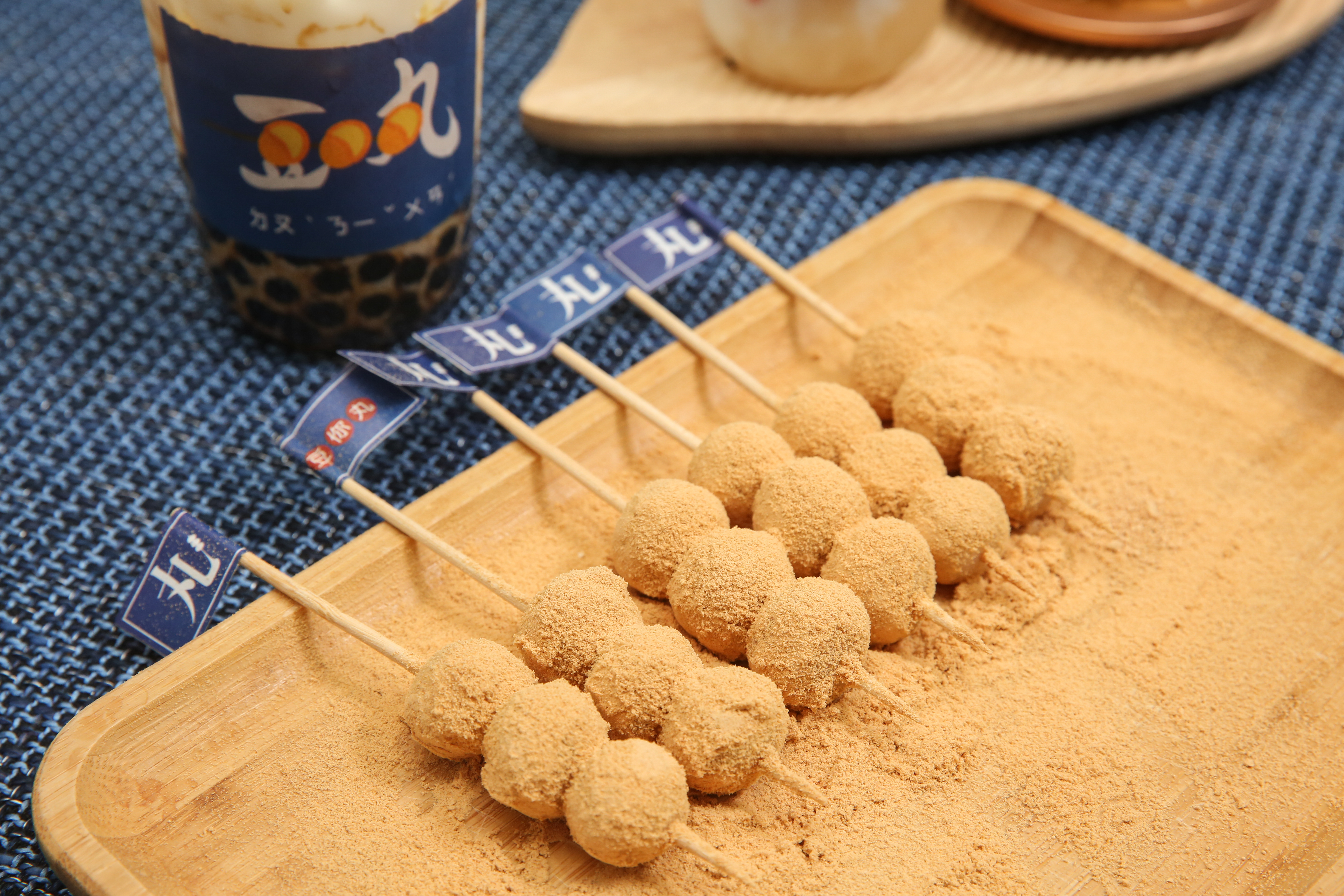 裹上黃豆粉的手工自製茶香丸子，也提供單買。（30元／串）