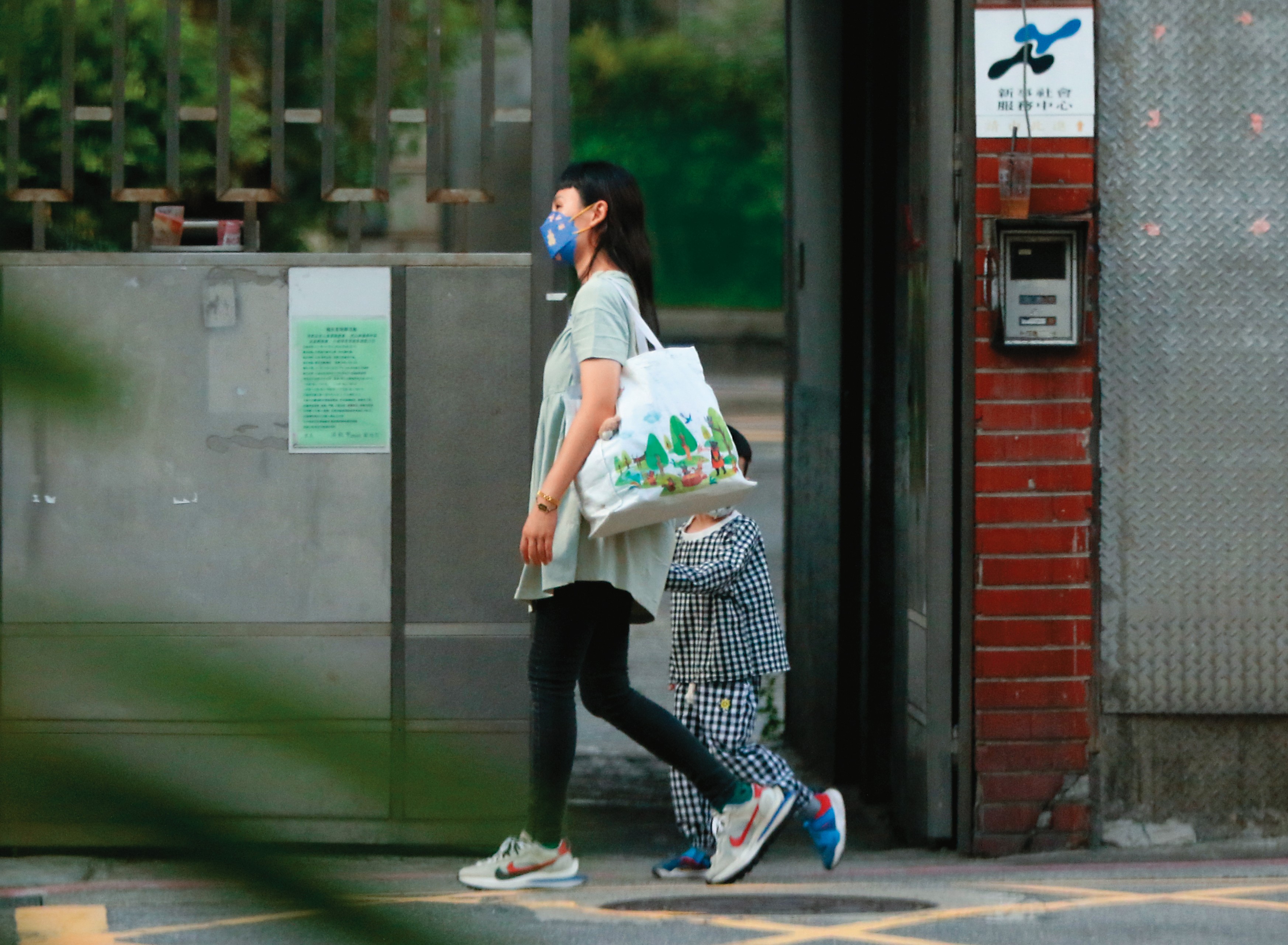 9月29日16:10，魏如萱牽著孩子一路回家，畫面看來相當溫馨。