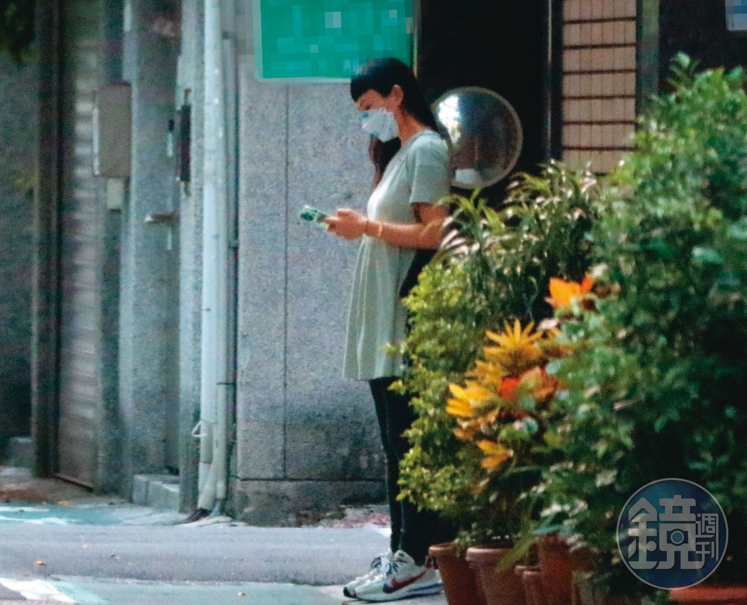 9月29日17:21，雖然還沒到平常準備去電台工作的時間，但隆宸翰一到之後，魏如萱馬上出門。