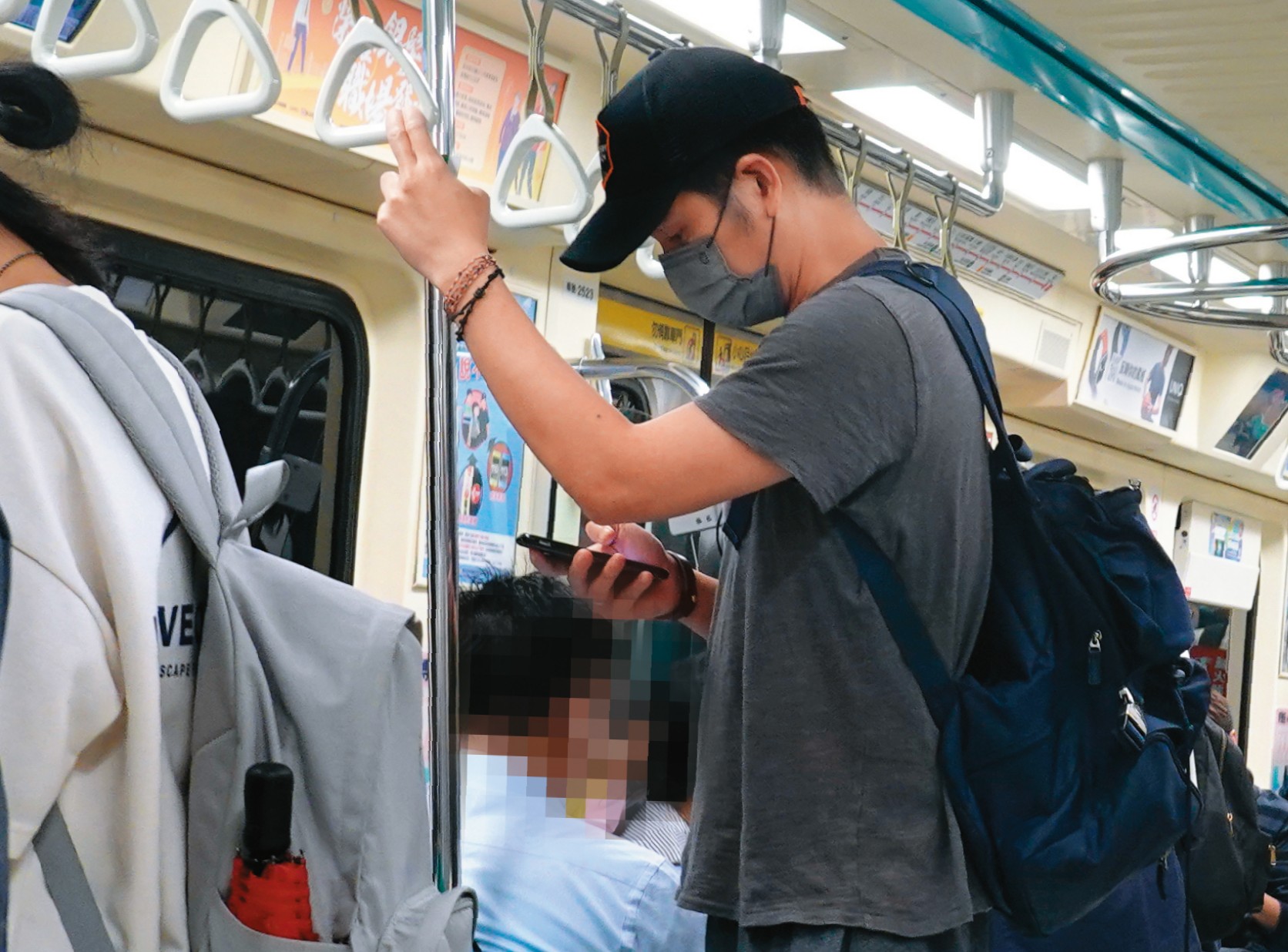 9月29日19:23，到了時間離開魏家，隆宸翰一人搭著捷運準備踏上歸途。