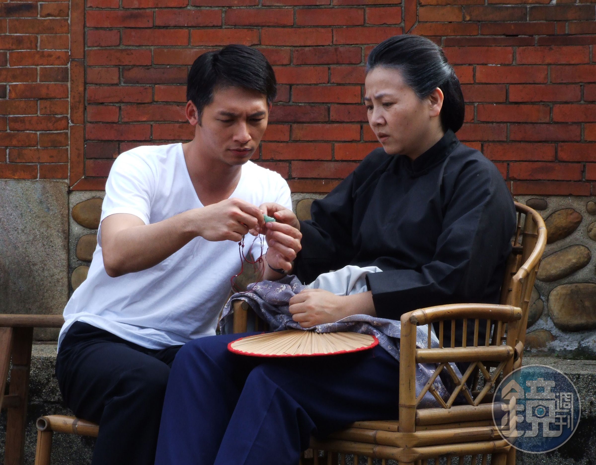 王琄以《大將徐傍興》徐母一角榮獲金鐘戲劇節目女配角獎，左為飾演徐傍興的温昇豪。（客家電視台提供）