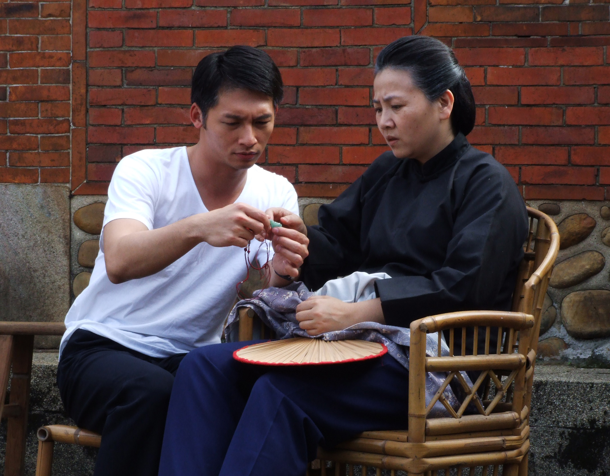 王琄以《大將徐傍興》徐母一角榮獲金鐘戲劇節目女配角獎，左為飾演徐傍興的温昇豪。（客家電視台提供）