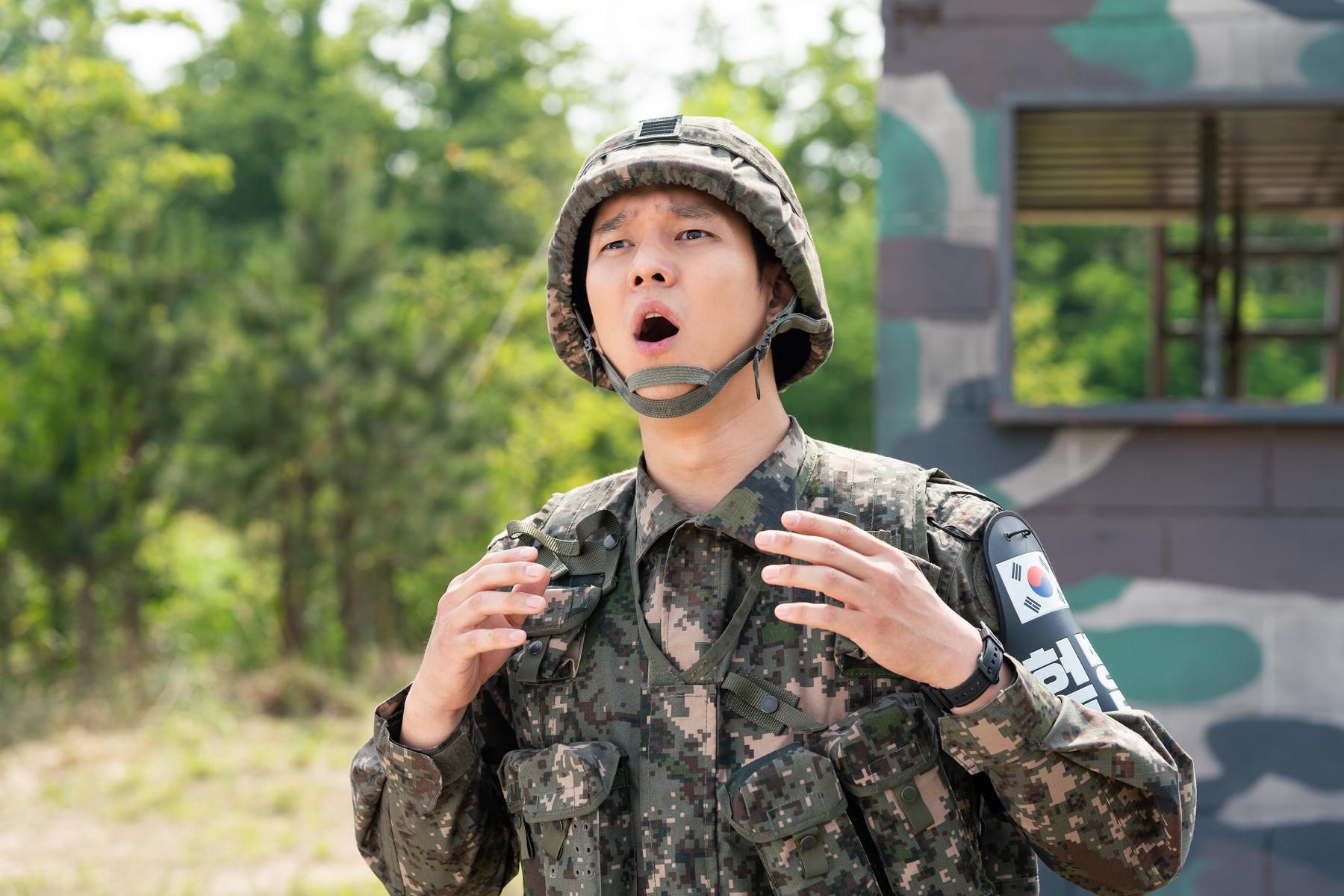高庚杓在《樂透大作戰》飾演中樂透的南韓軍人，因彩券飛到北韓被迫與北韓軍人交換身分。（采昌國際多媒體提供）
