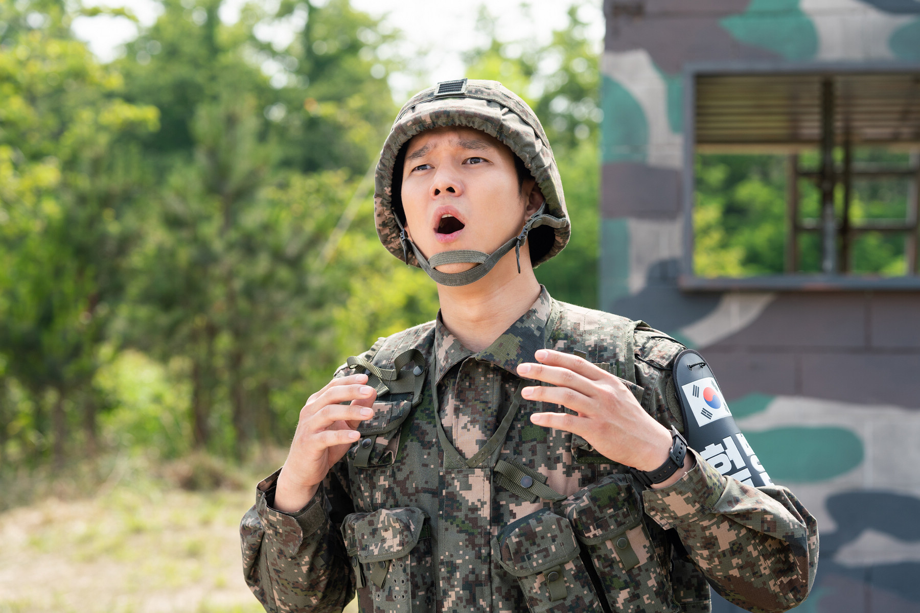 高庚杓在《樂透大作戰》飾演中樂透的南韓軍人，因彩券飛到北韓被迫與北韓軍人交換身分。（采昌國際多媒體提供）