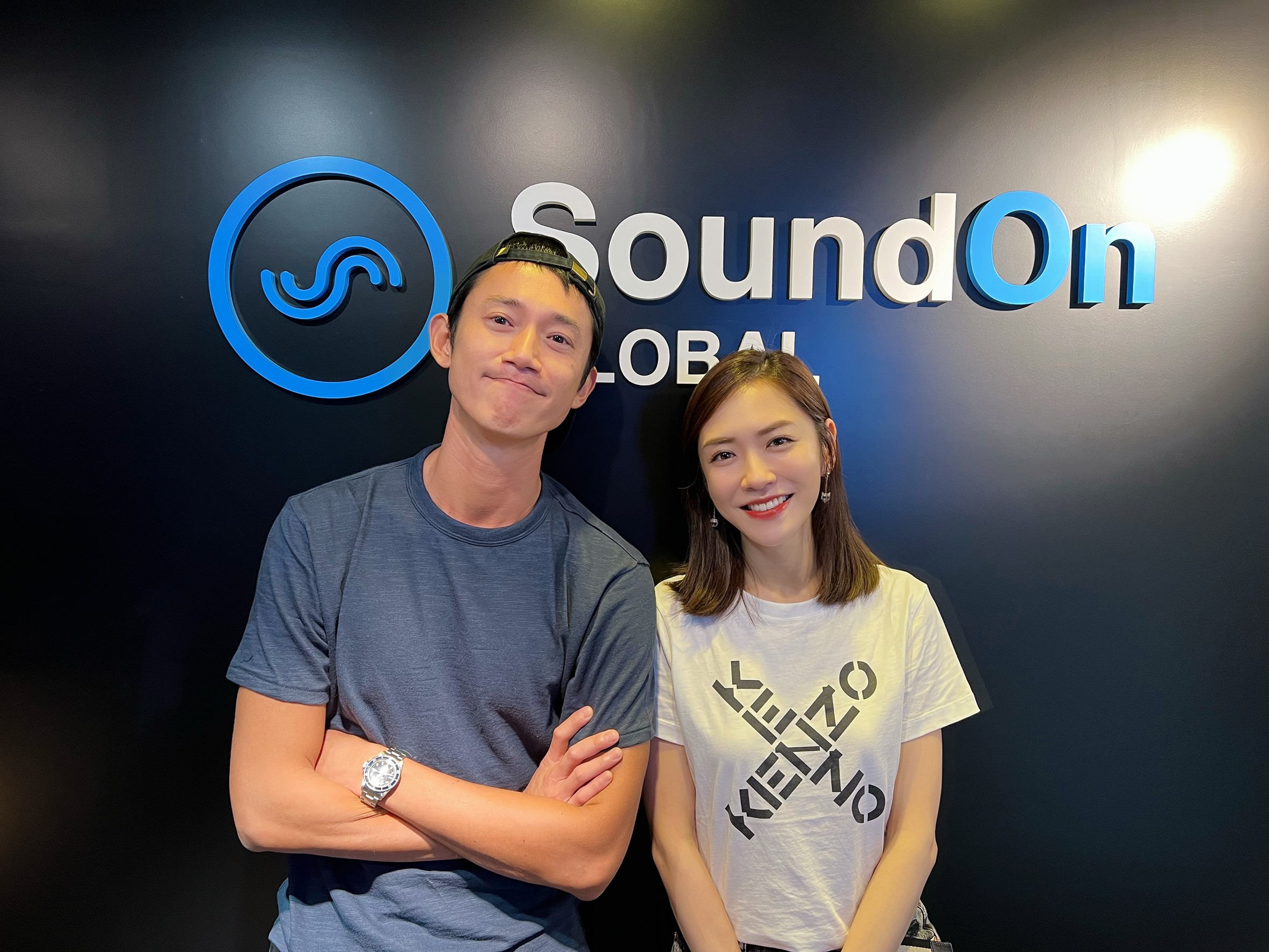 吳慷仁(左)在非宣傳期上楊千霈(右)主持的Padcast節目。(楊千霈提供)