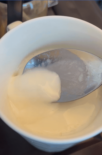 有網友分享牛奶稍微加熱就變「豆花」。（翻攝自Costco好市多 商品經驗老實說）