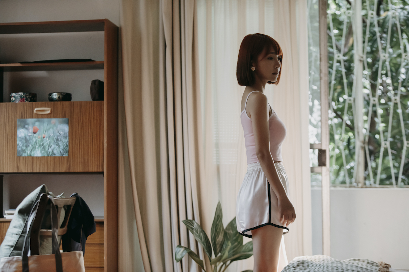 MV中,溫妮以一身居家打扮,飾演獨自面對剩下一人生活的女子。(WINNI工作室提供)