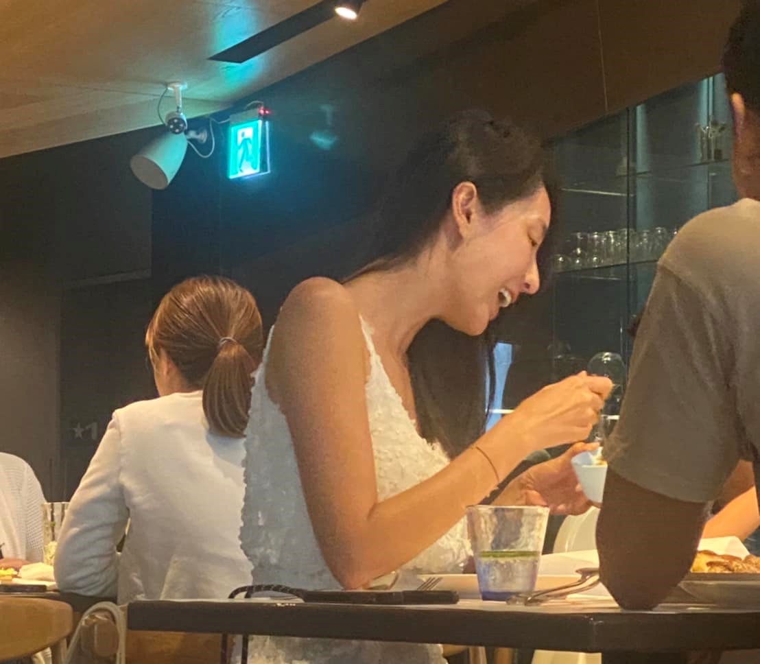 網友驚見旁邊用餐的竟是隋棠。（翻攝自爆廢公社二館）