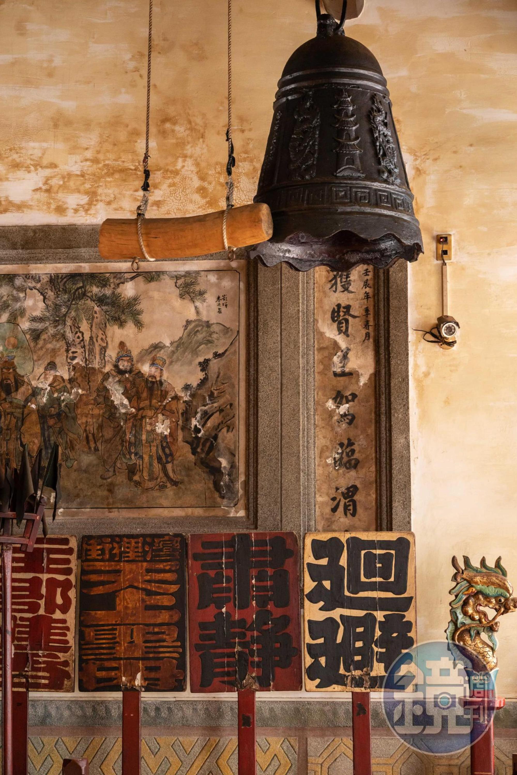 慶安宮內可見到媽祖出巡時使用的執事牌仗,染著古樸的歷史色澤。
