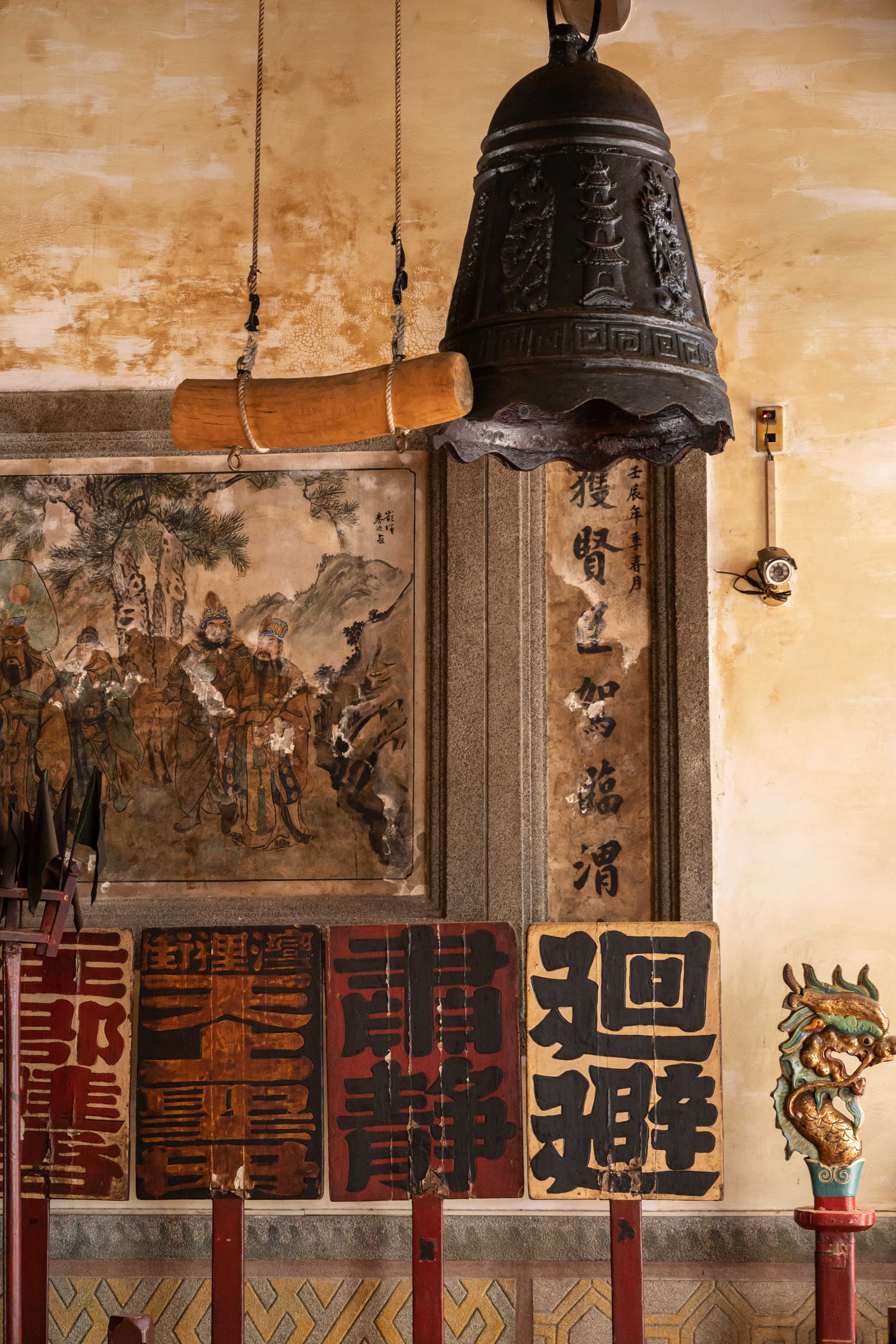 慶安宮內可見到媽祖出巡時使用的執事牌仗，染著古樸的歷史色澤。